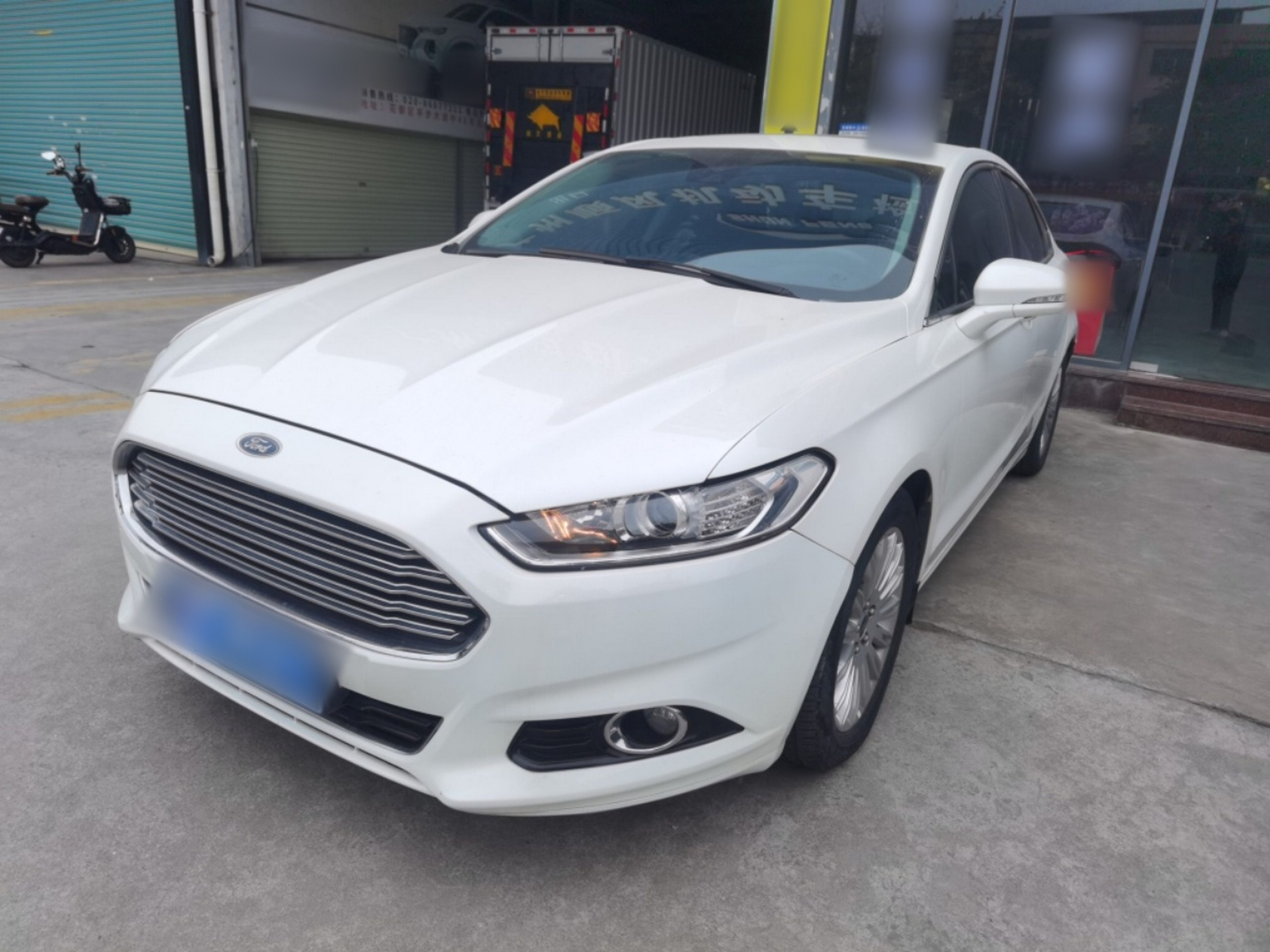 تحت مقدمة السيارة