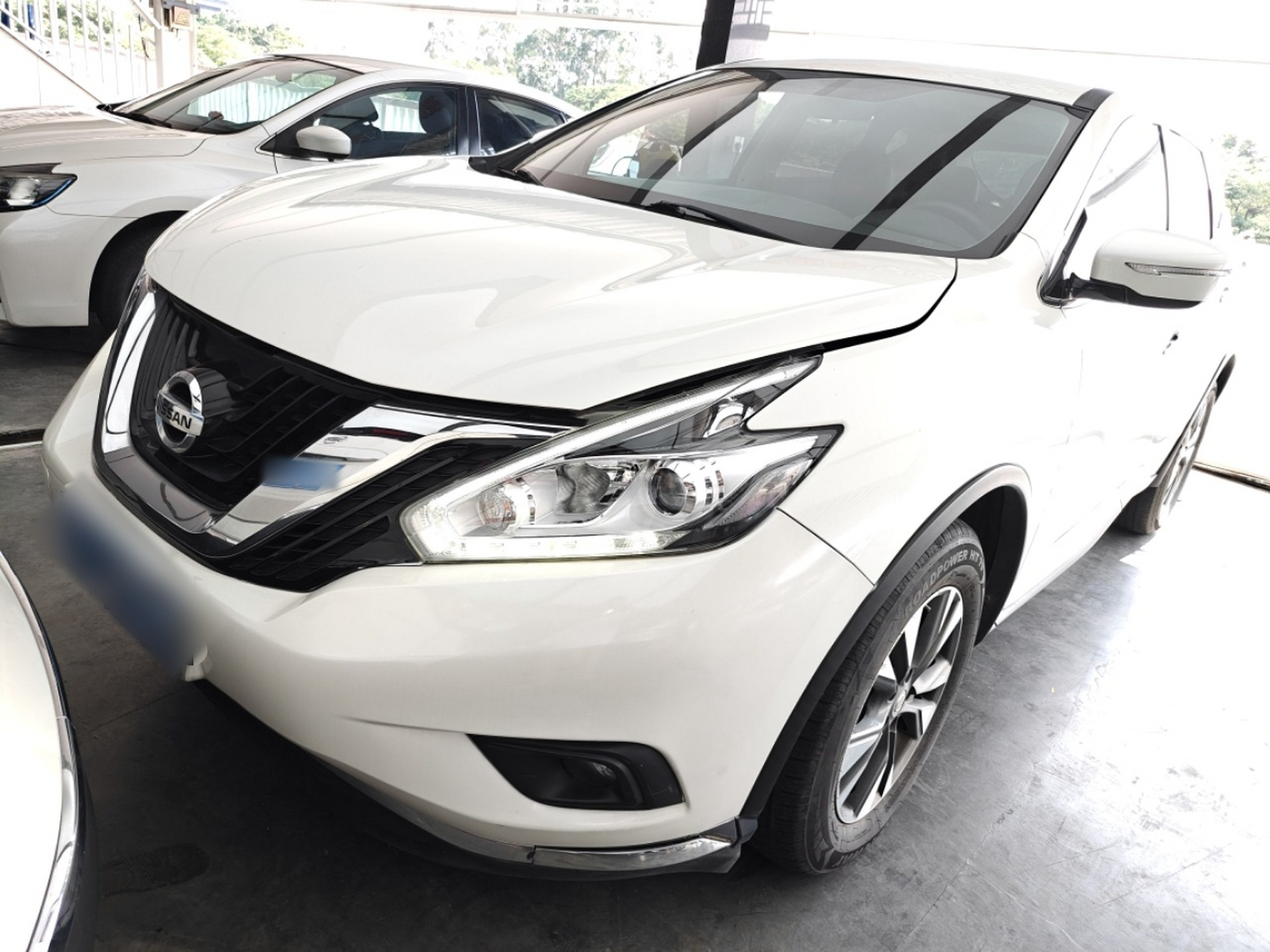 Под передней частью автомобиля