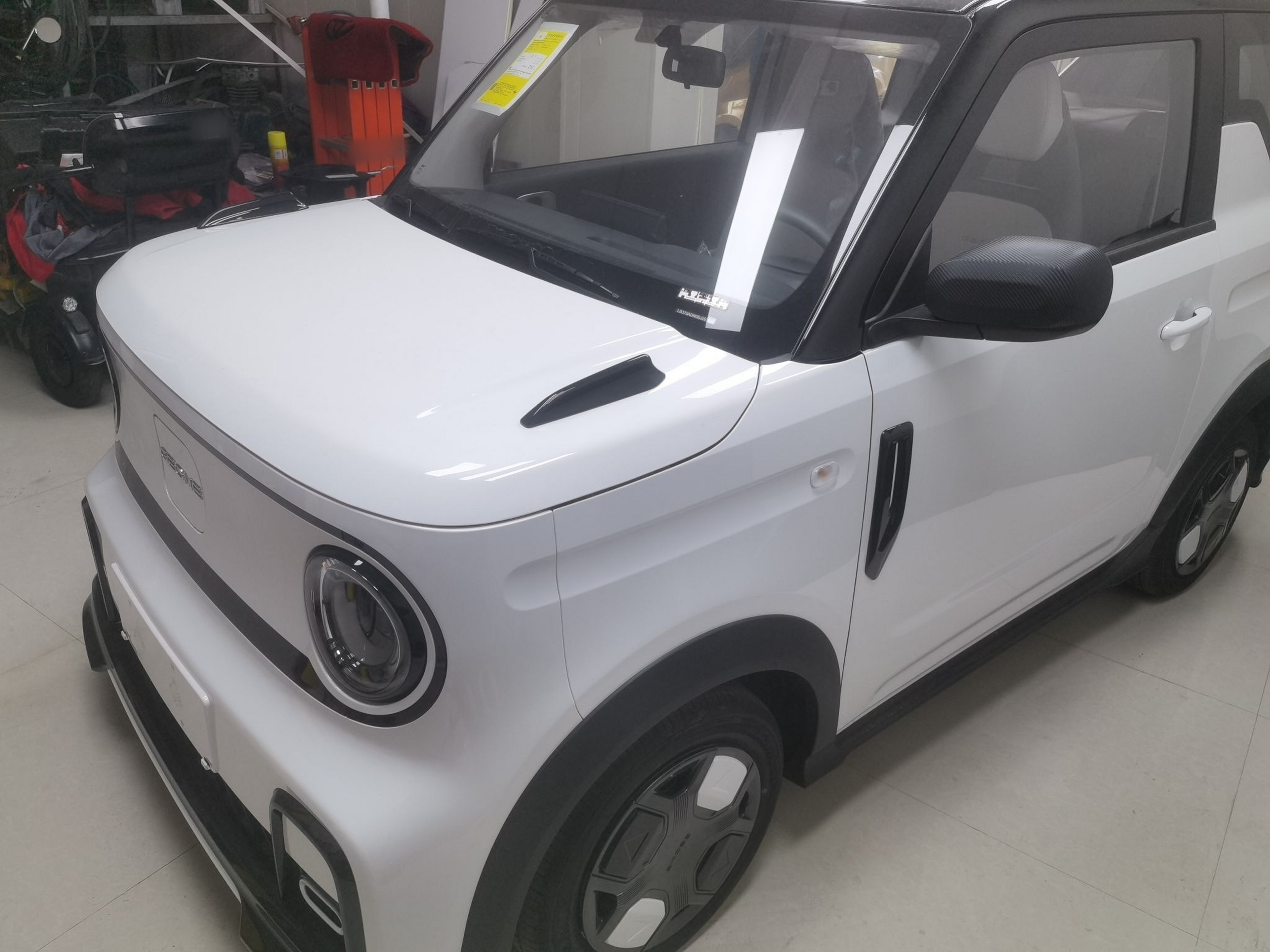 تحت مقدمة السيارة