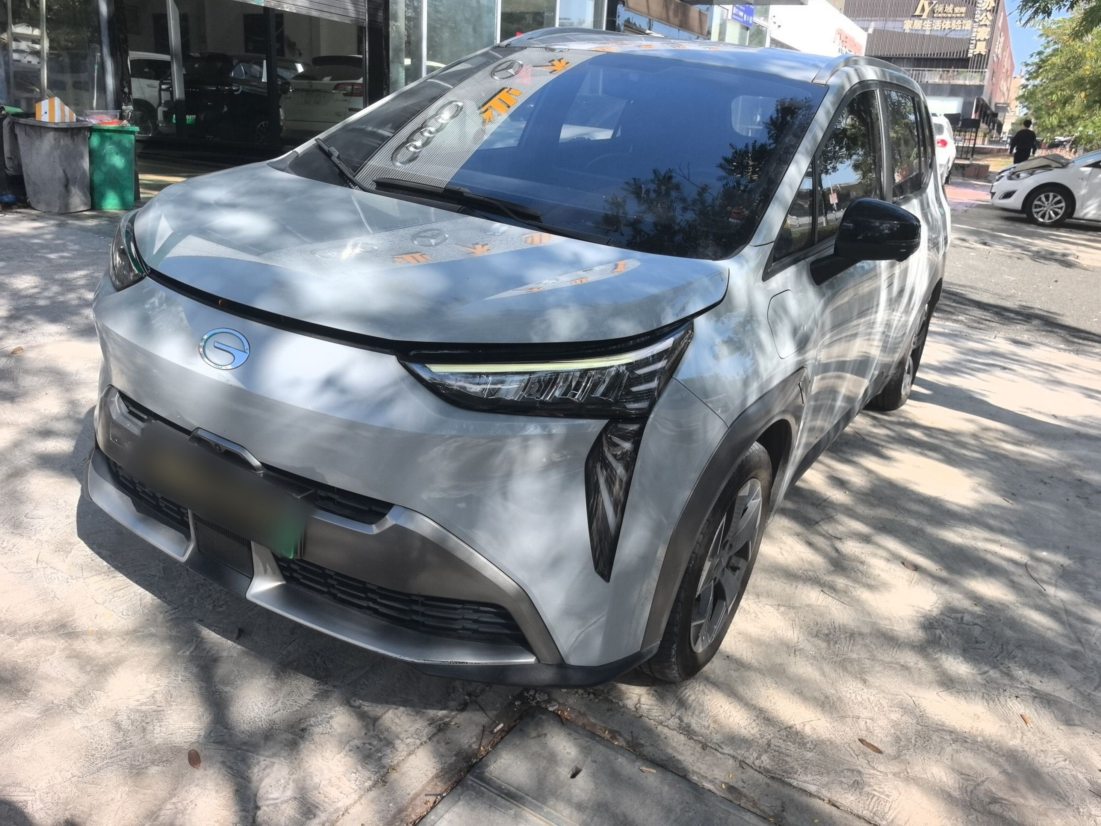 Под передней частью автомобиля