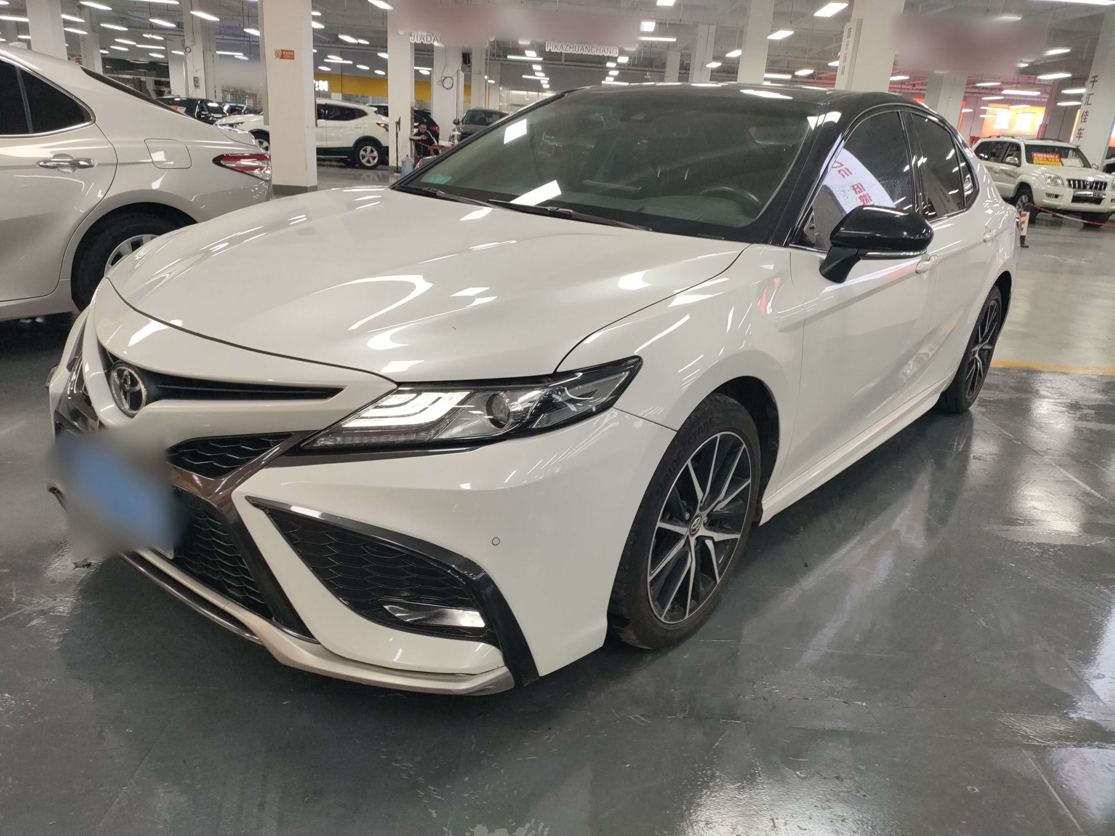 تحت مقدمة السيارة