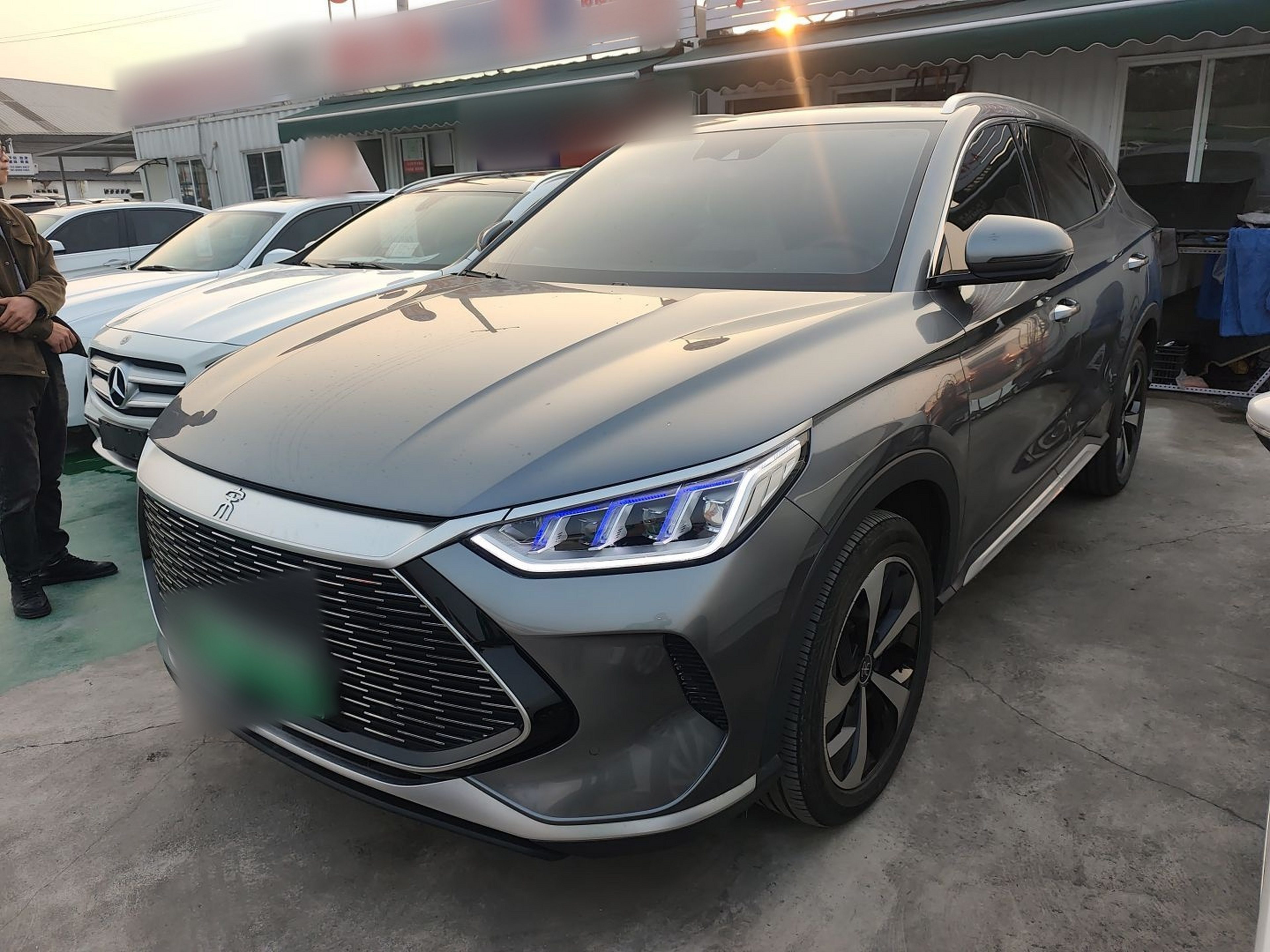 تحت مقدمة السيارة