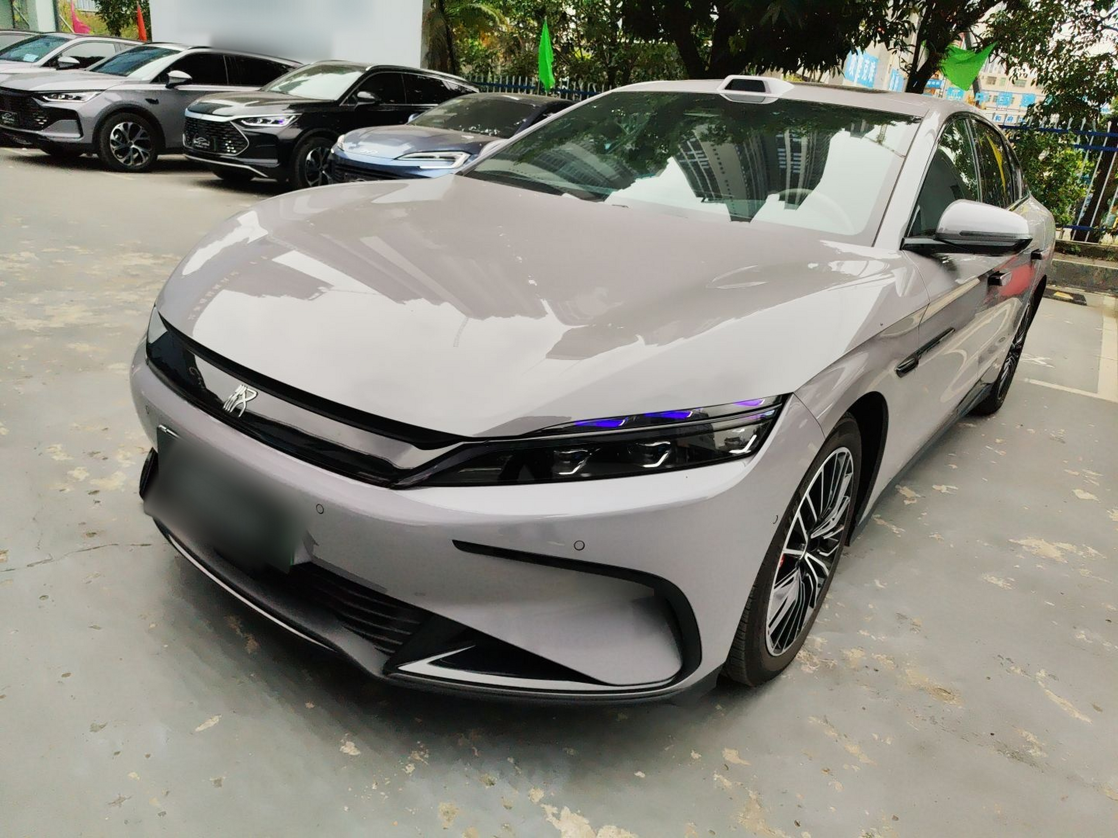 Под передней частью автомобиля