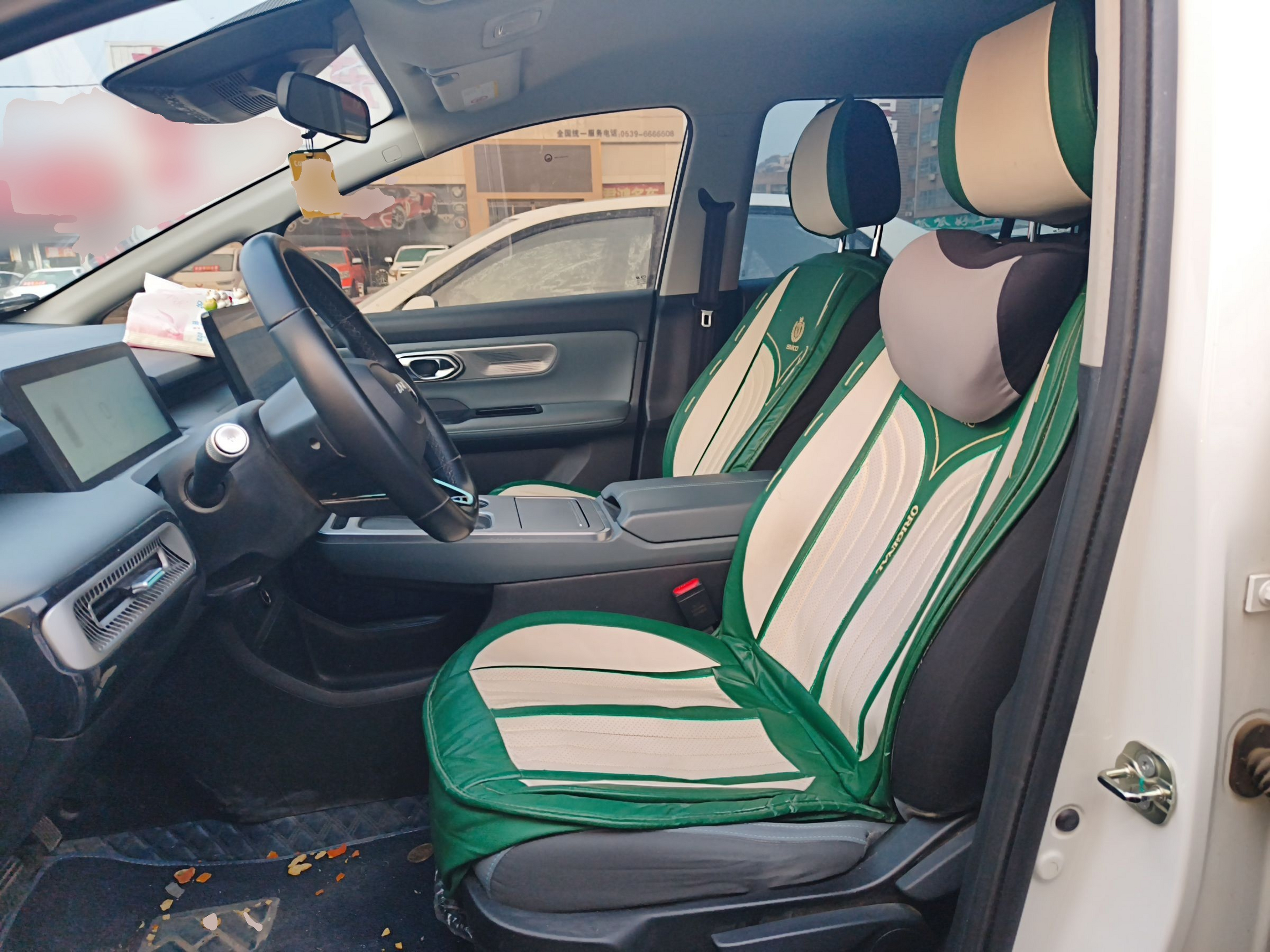 المقاعد الأمامية داخل السيارة