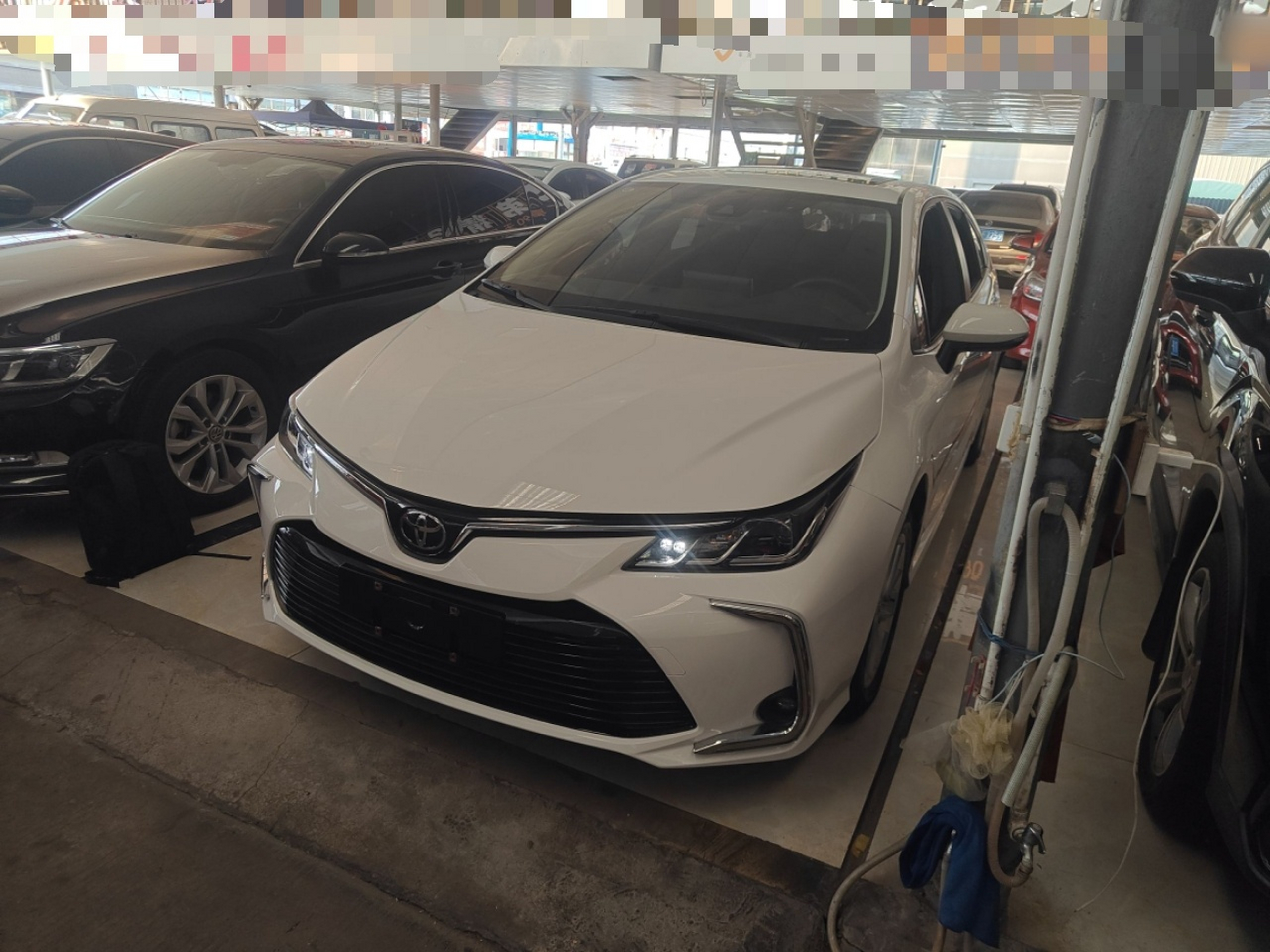 Под передней частью автомобиля