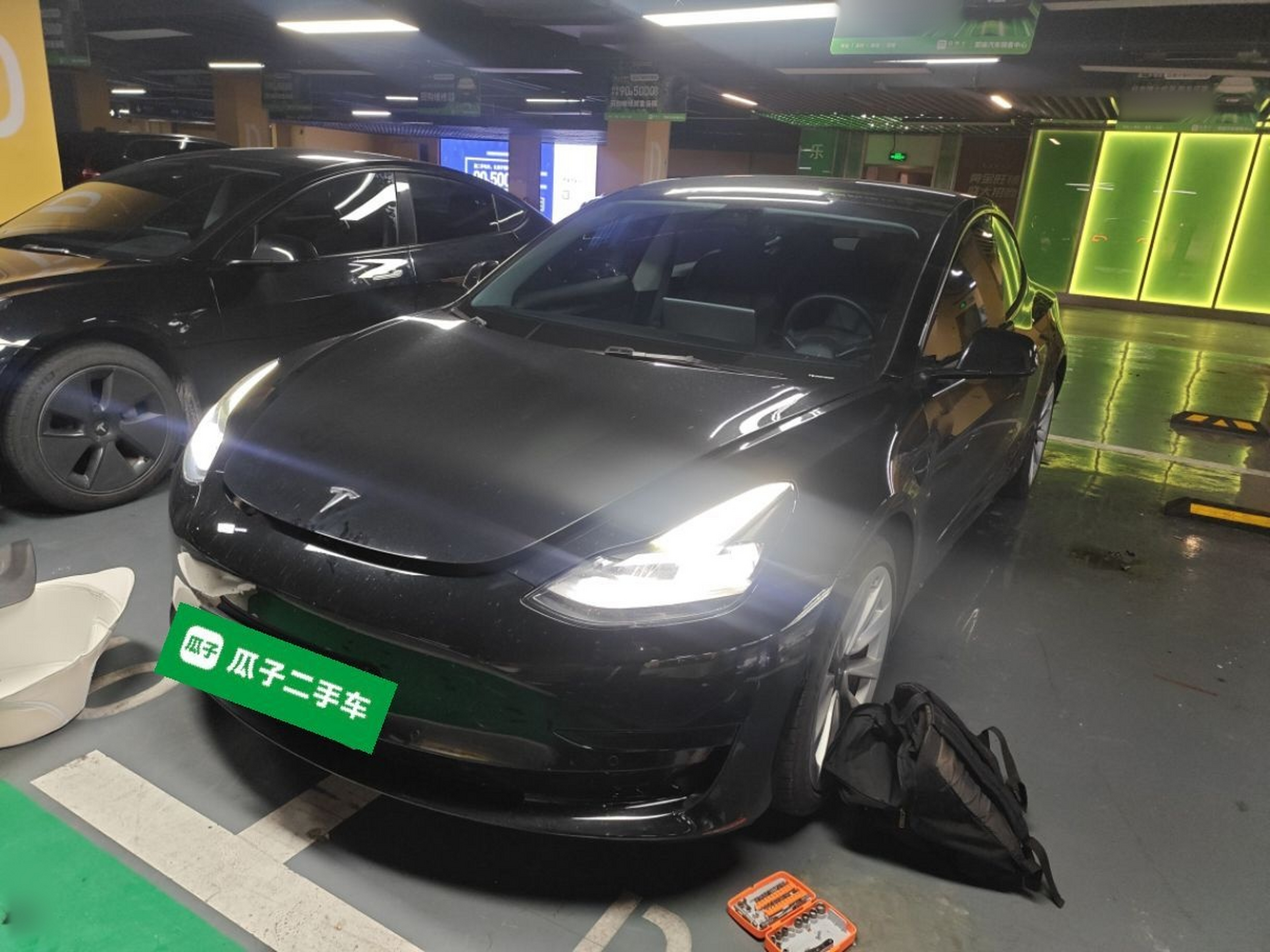 Под передней частью автомобиля