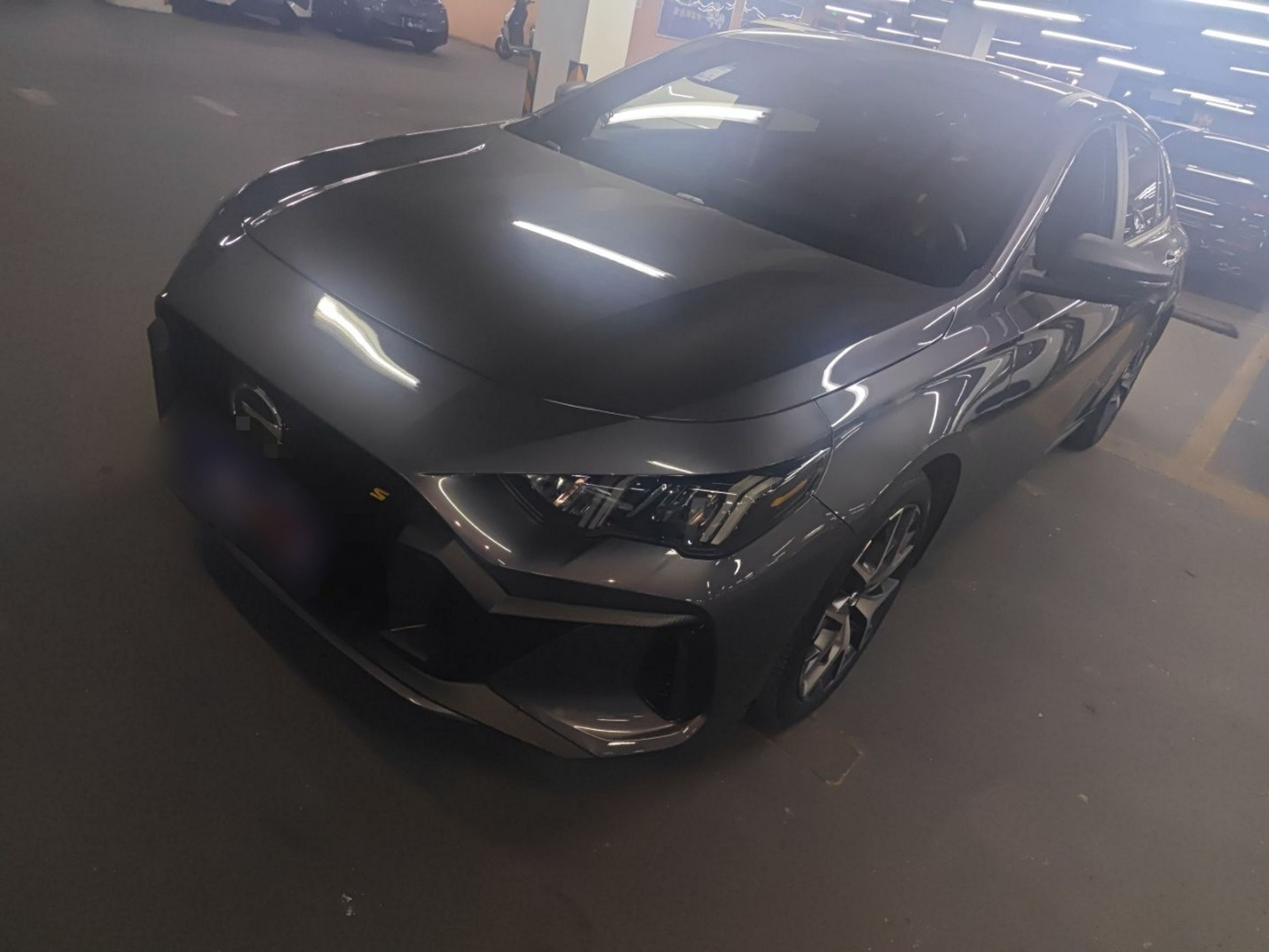 Под передней частью автомобиля