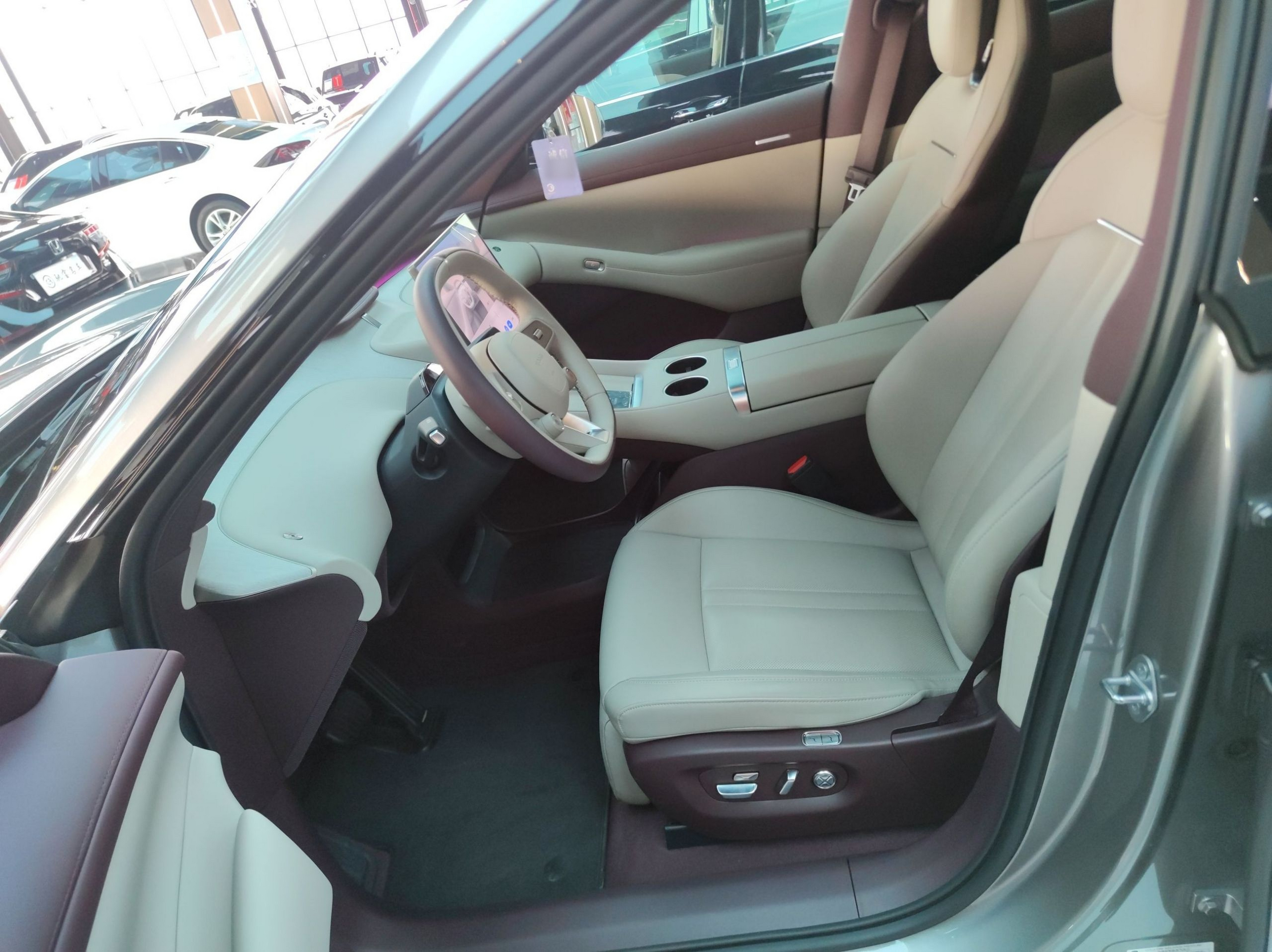 المقاعد الأمامية داخل السيارة