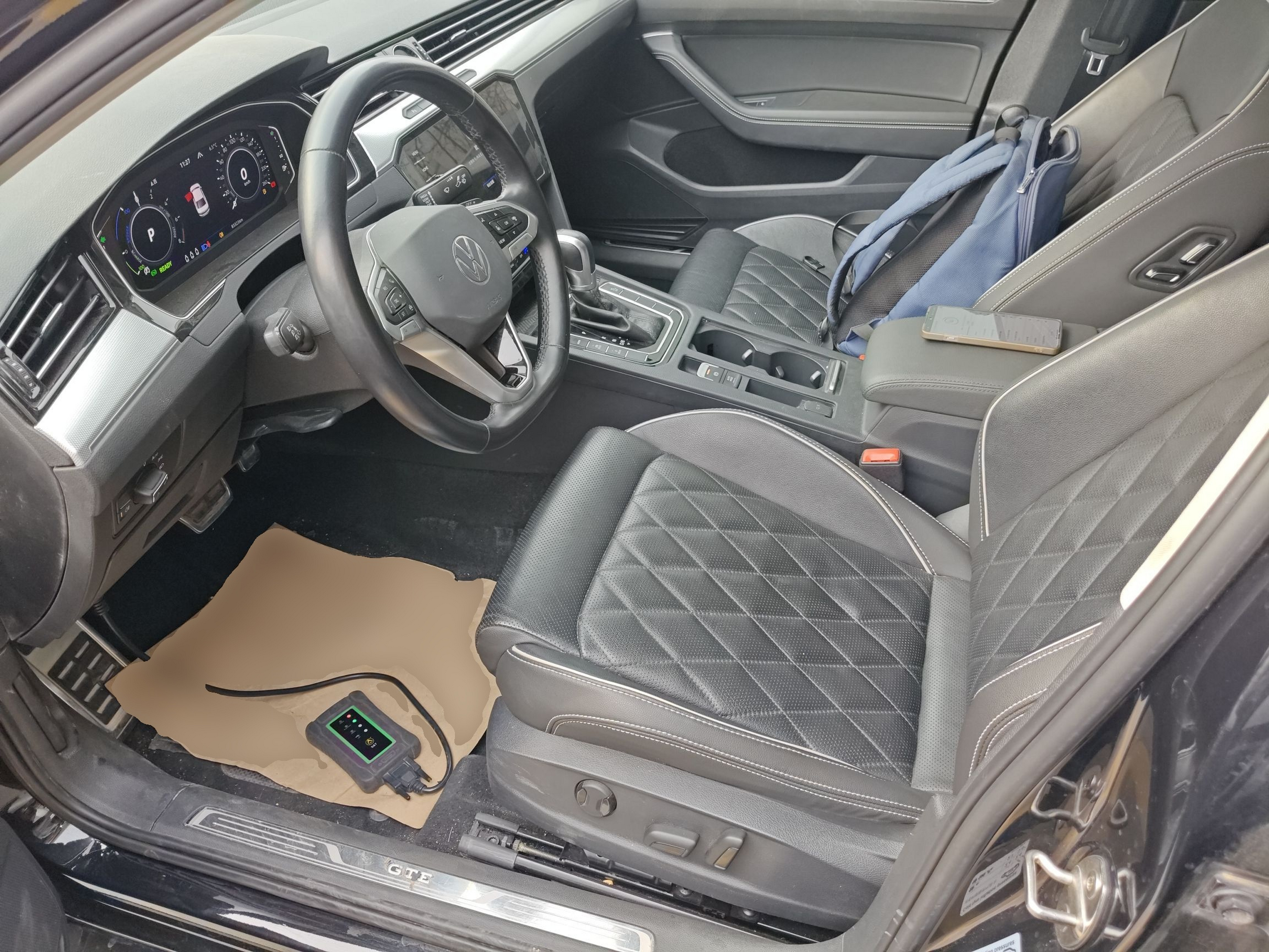 المقاعد الأمامية داخل السيارة