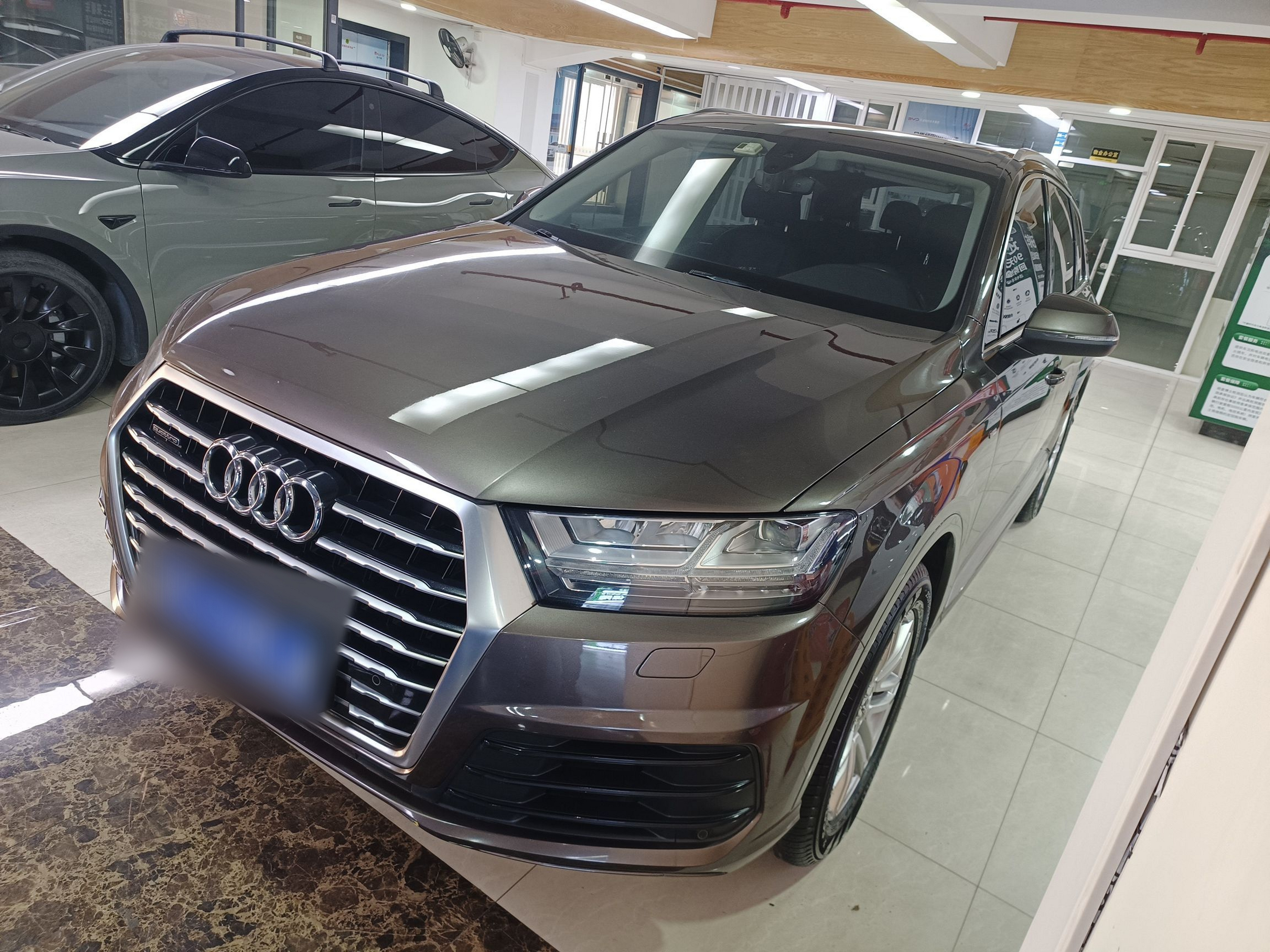 تحت مقدمة السيارة