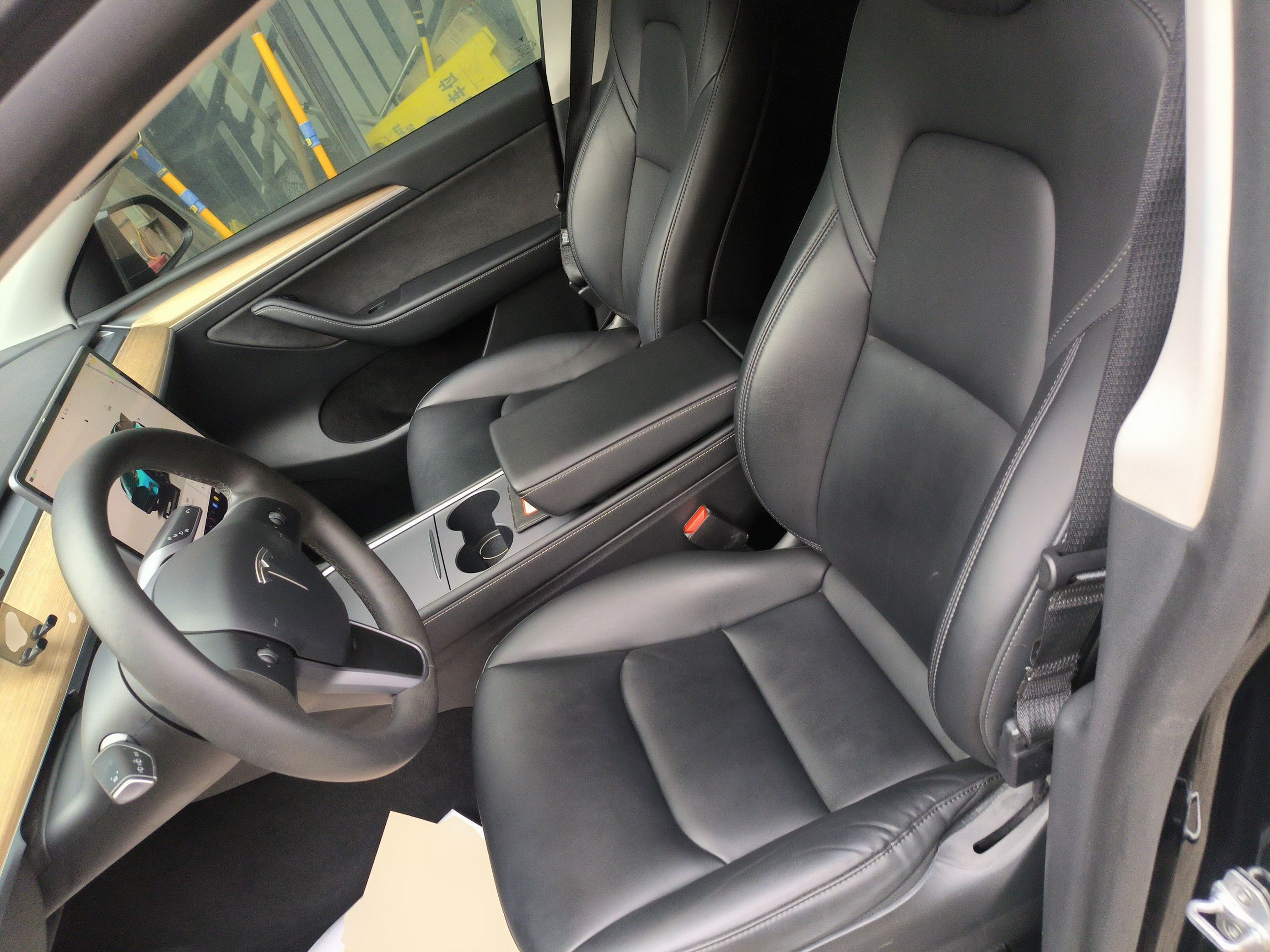 المقاعد الأمامية داخل السيارة