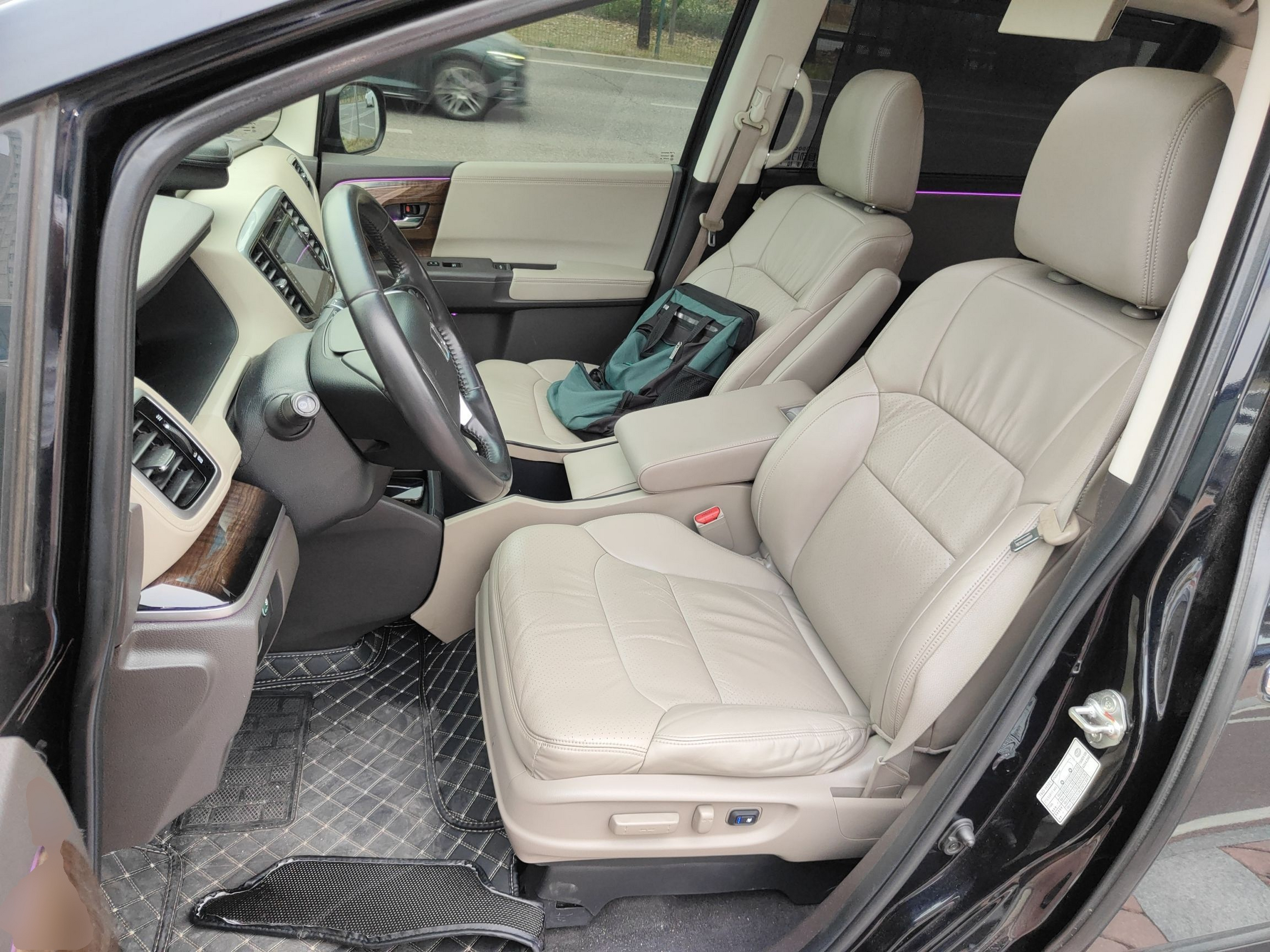 المقاعد الأمامية داخل السيارة