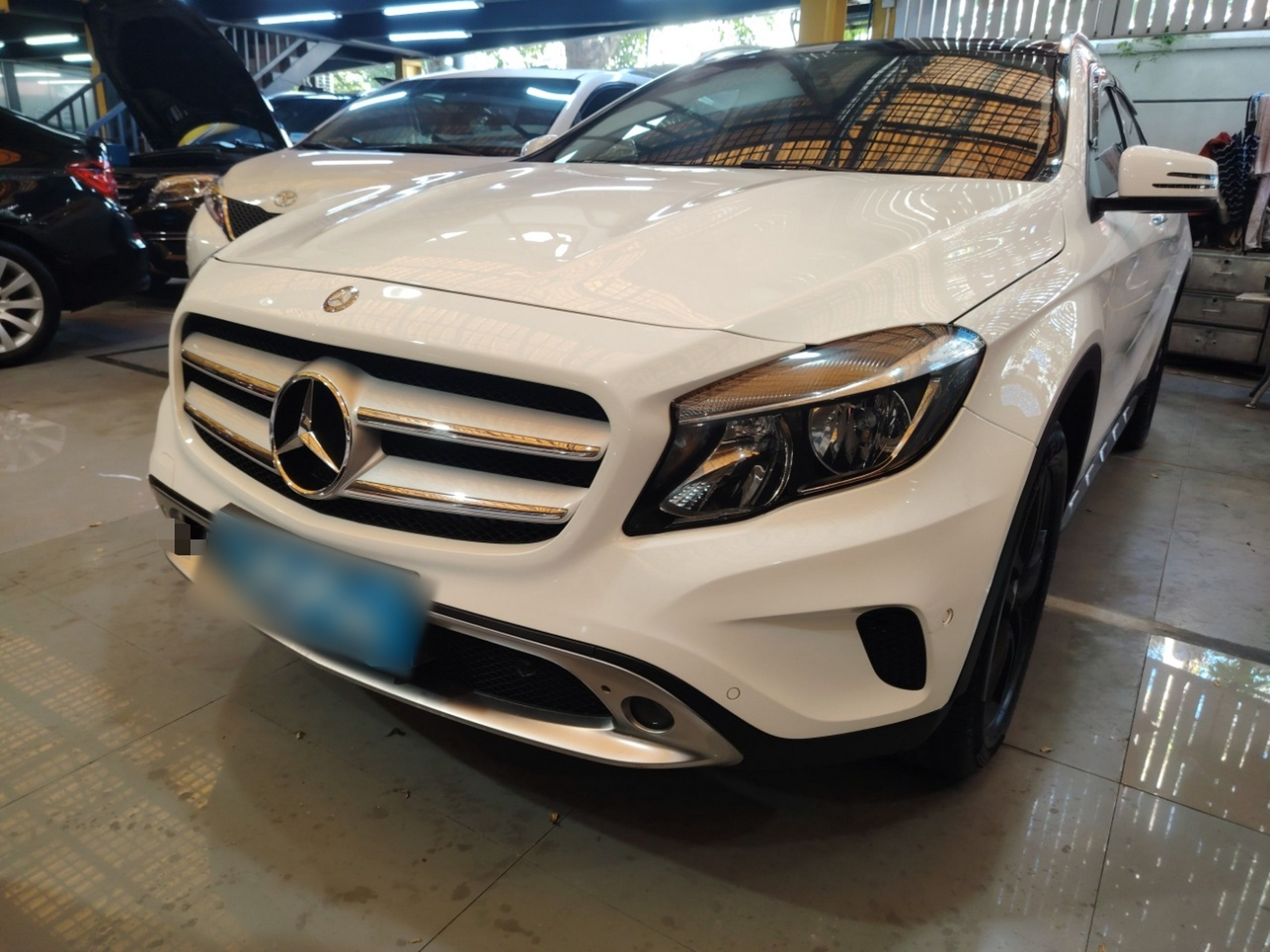 تحت مقدمة السيارة