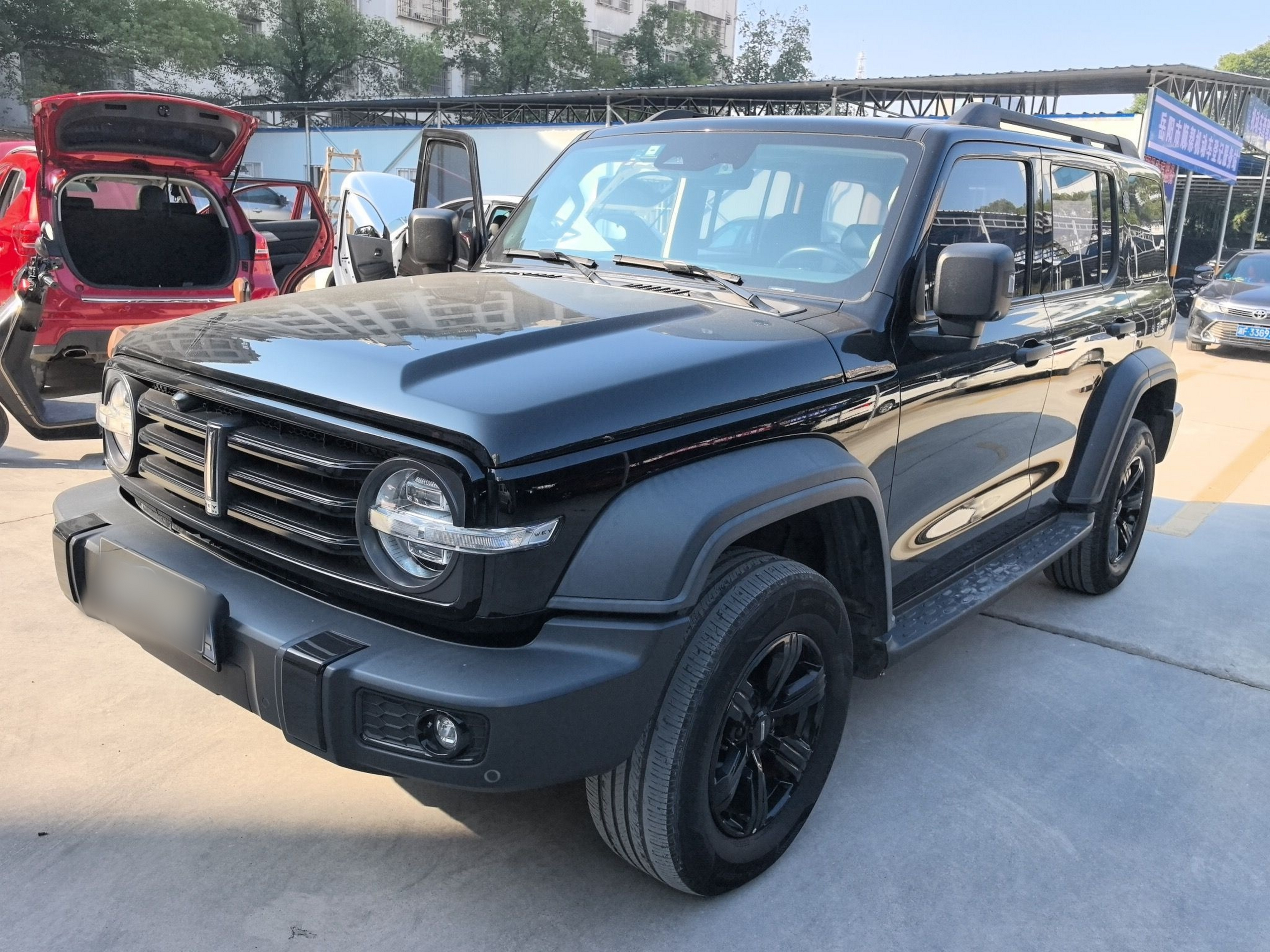 تحت مقدمة السيارة