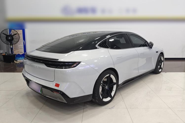 Used  E8 2024 550 km Range Rear-Wheel-Drive PRO
