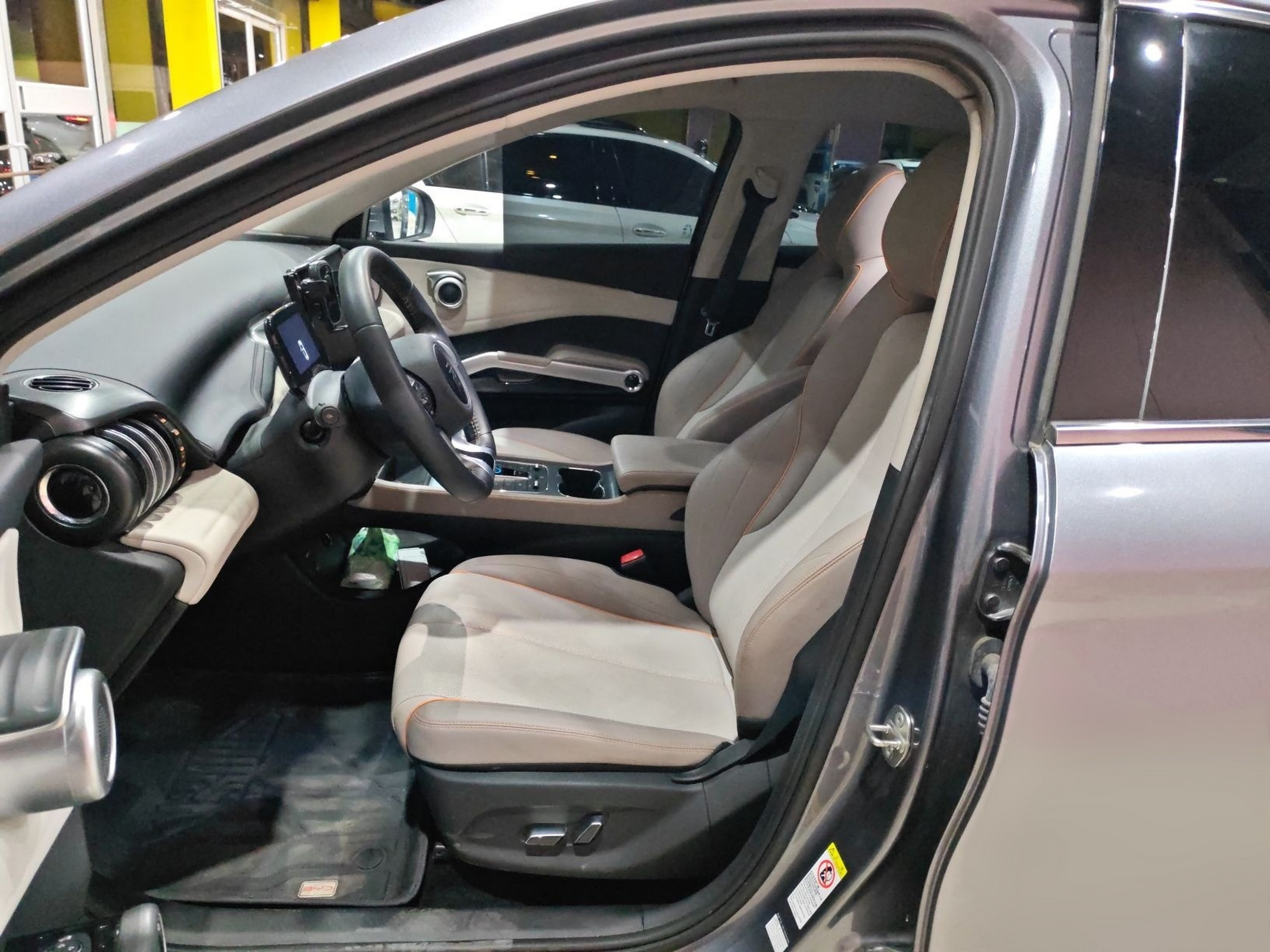 Переднее сиденье в автомобиле