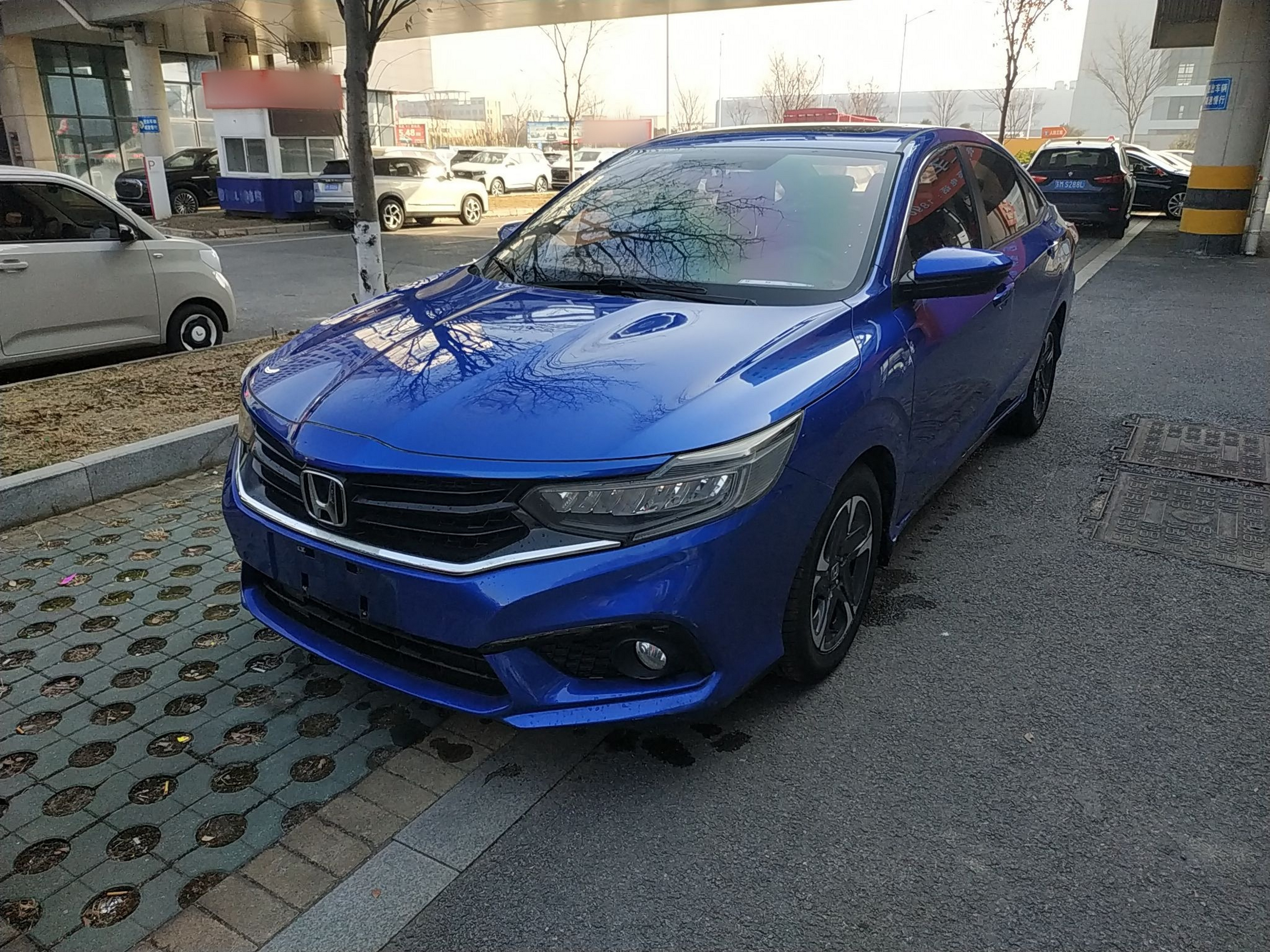 Под передней частью автомобиля