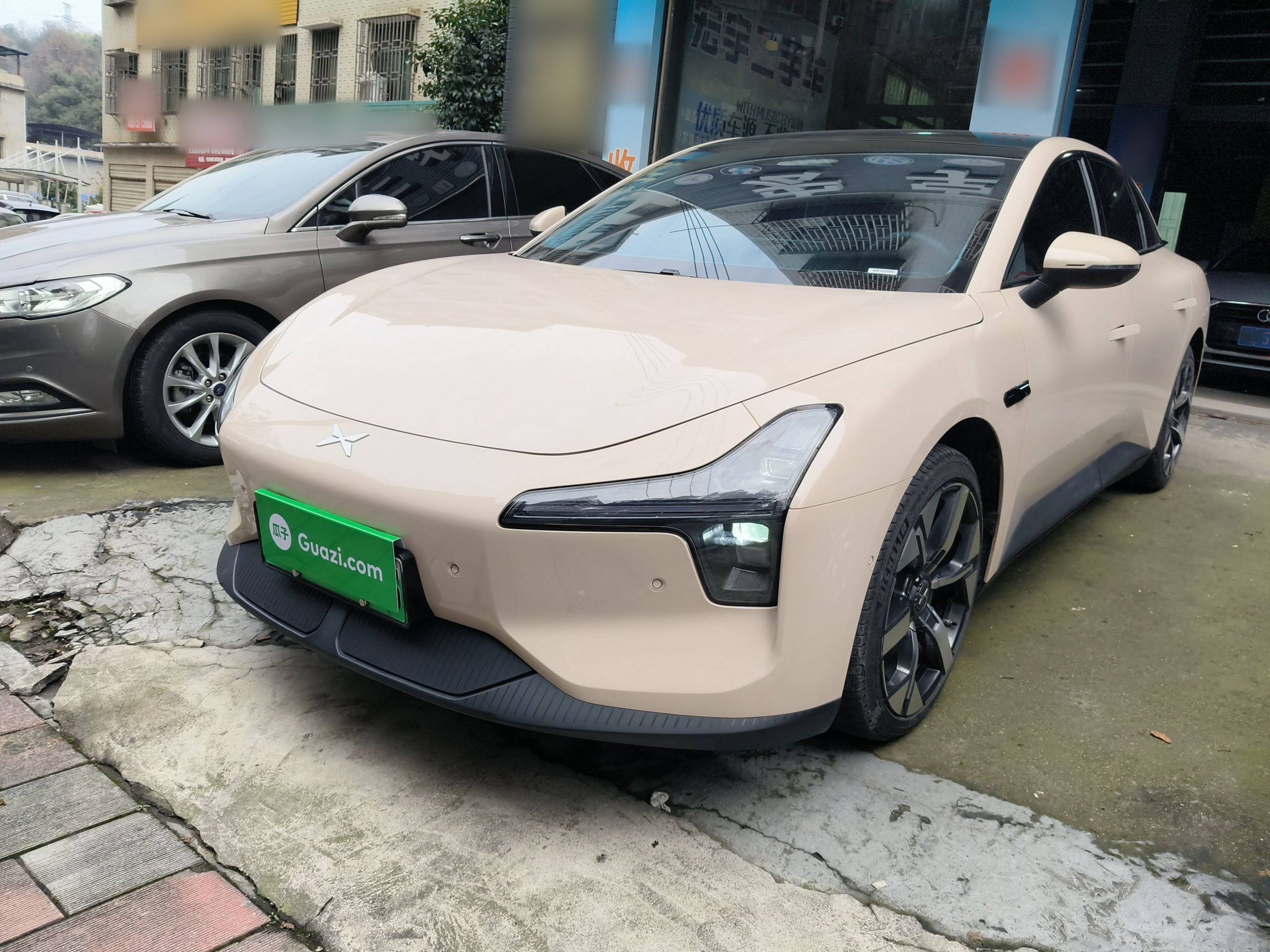 تحت مقدمة السيارة