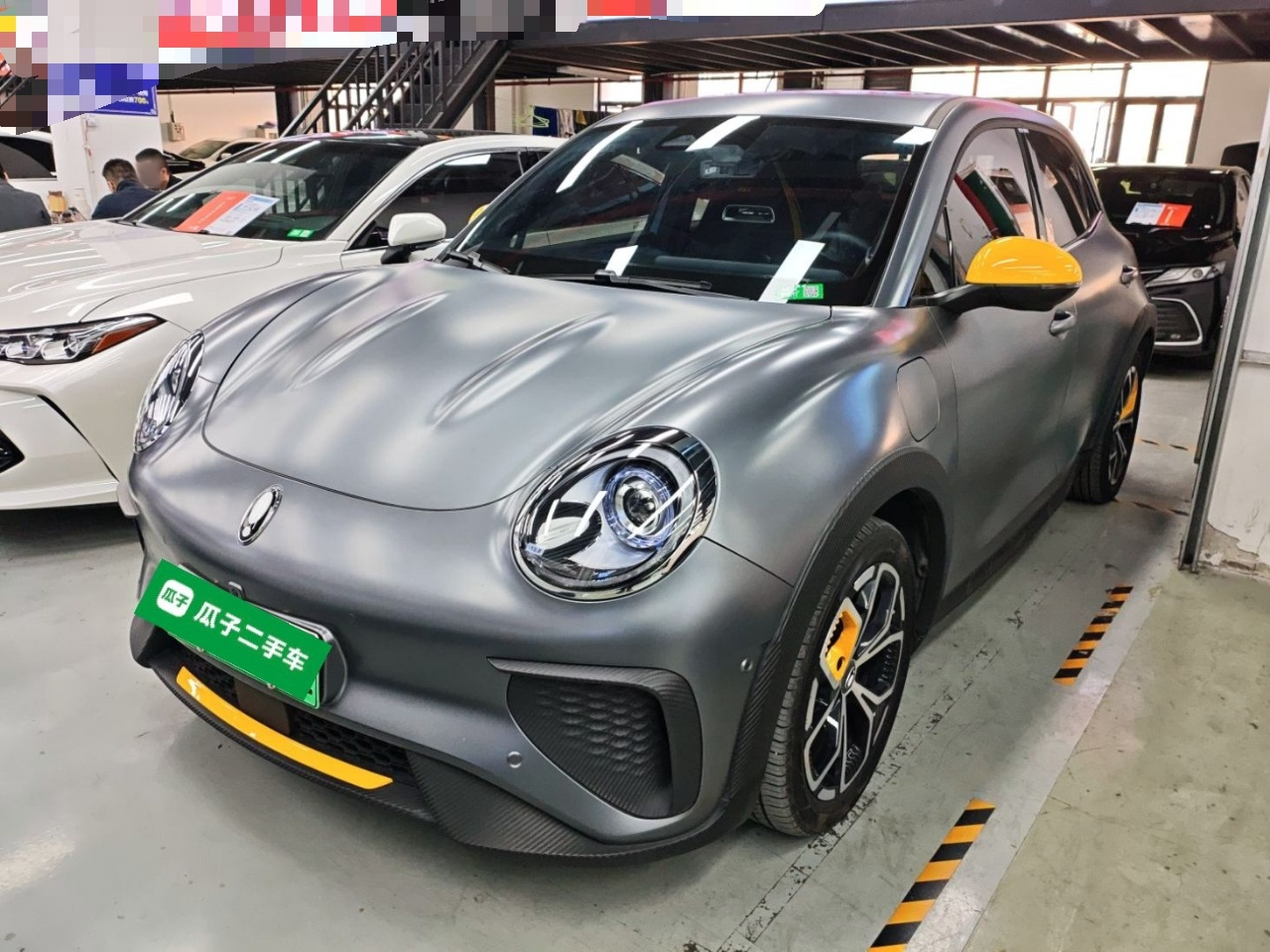 تحت مقدمة السيارة