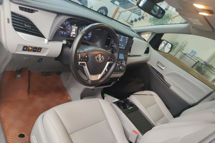 Used Toyota Sienna 2018 3.5L Four-Wheel Drive LE Trim 7 Seats U.S. Specification
