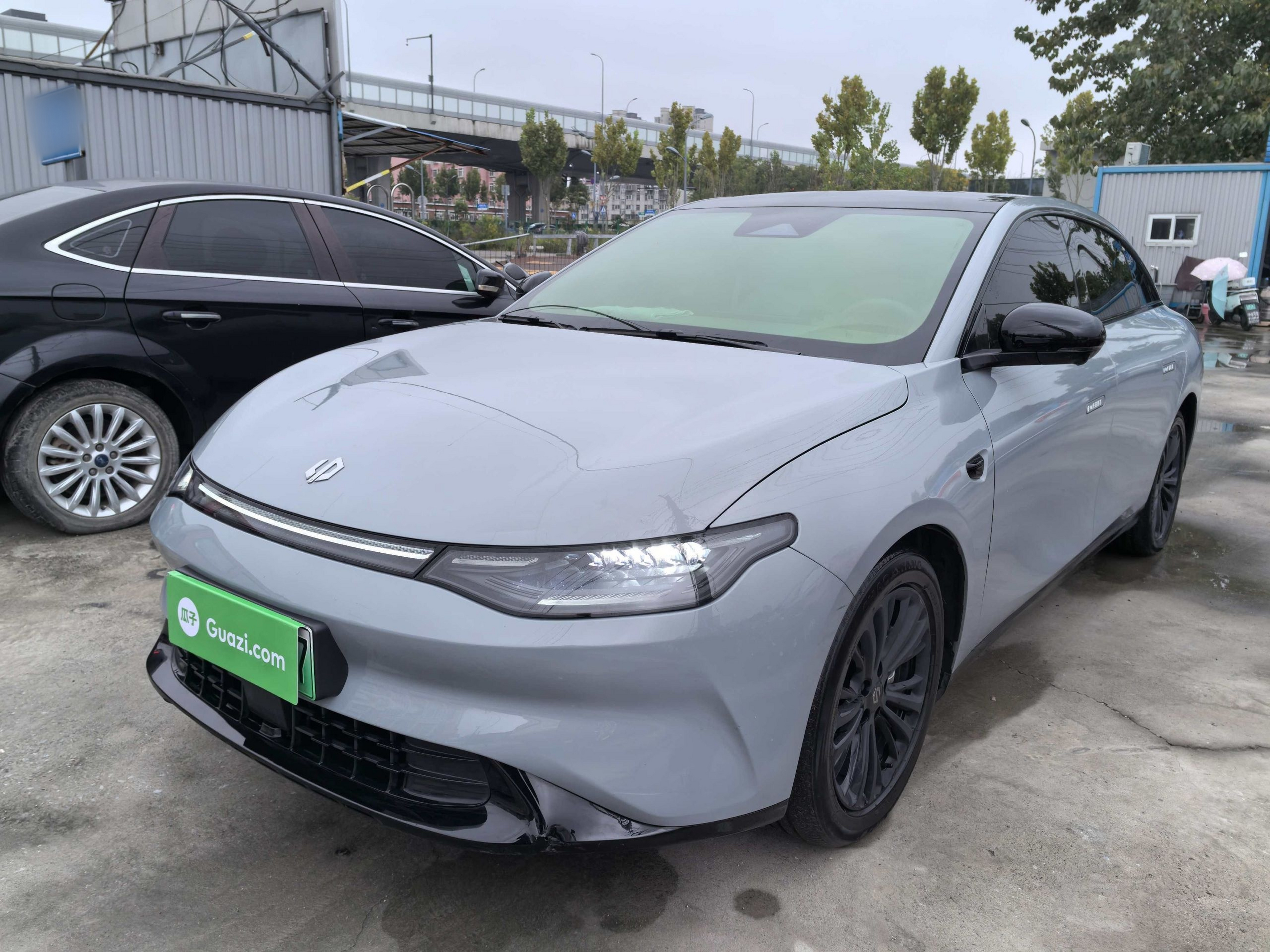 تحت مقدمة السيارة