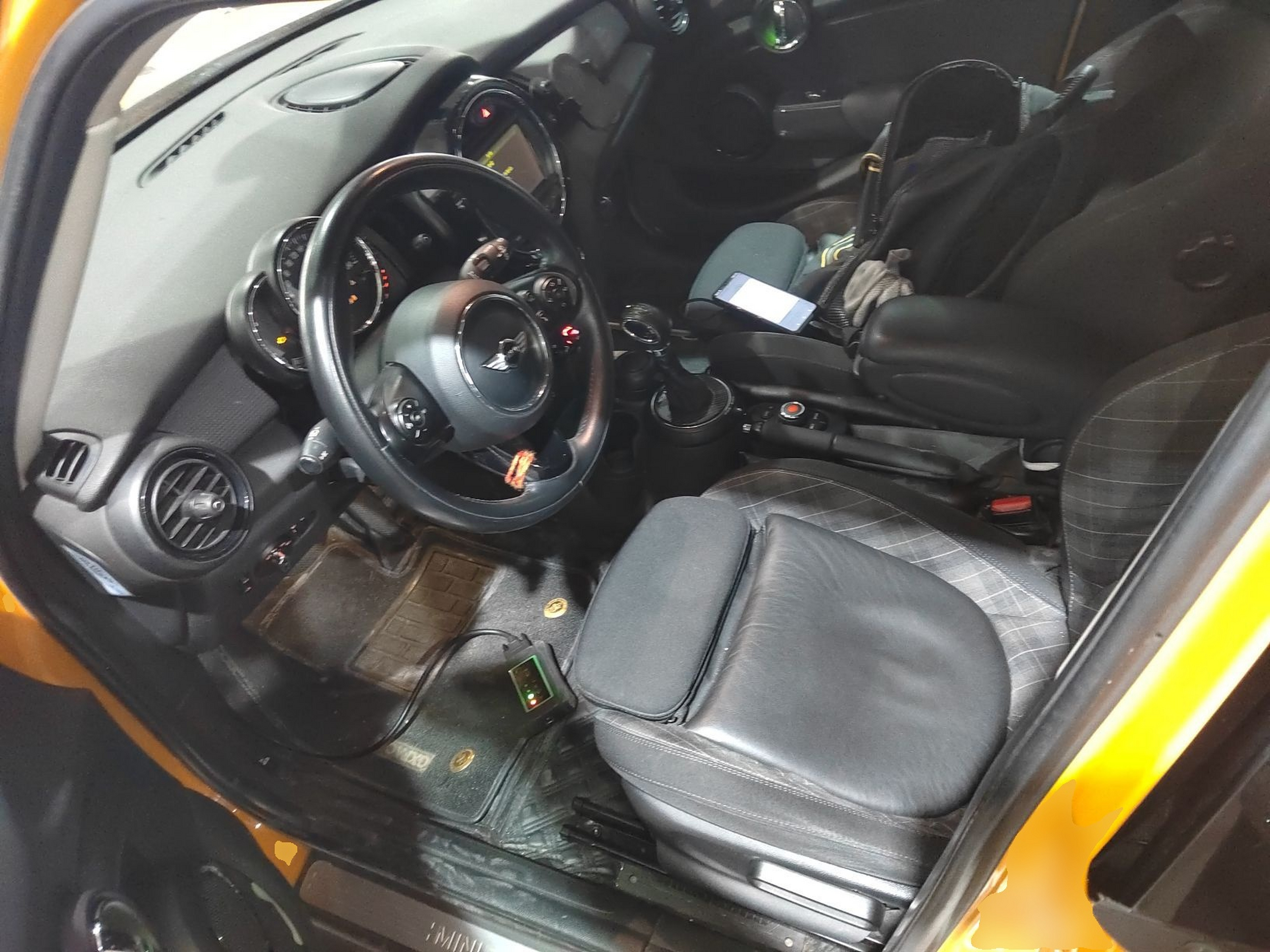 Переднее сиденье в автомобиле