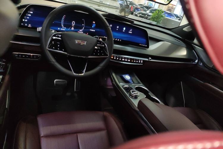 Used Cadillac XT5 2025 2.0T Platinum Edition
