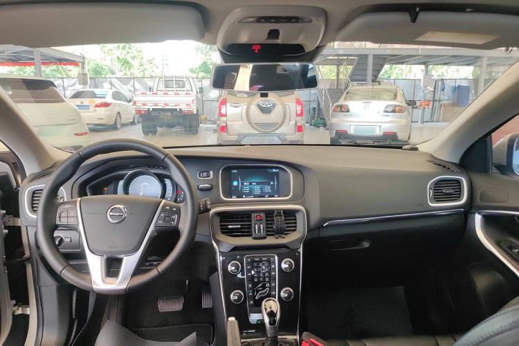 Used Volvo V40 2017 T3 Zhiyi Edition
