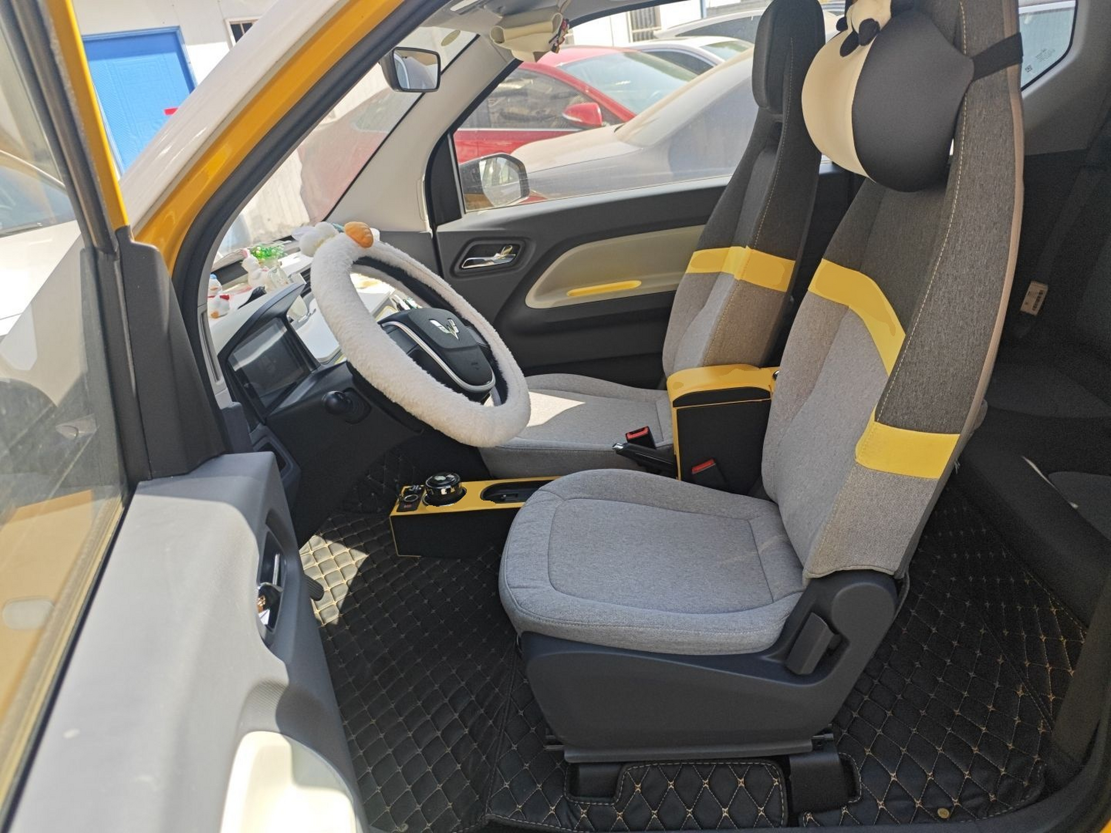 المقاعد الأمامية داخل السيارة