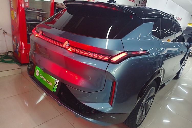 Used Lynk & Co 08 EM-P 2025 220 km All-Wheel-Drive Performance Halo
