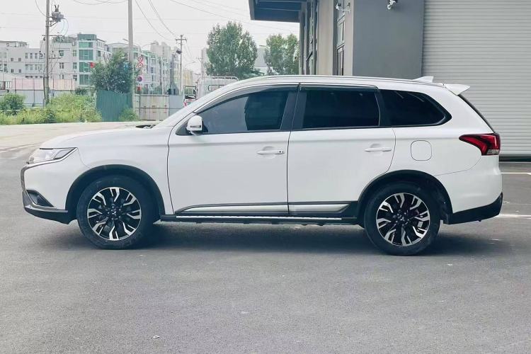 Used Mitsubishi Outlander 2020 2.0L Two-Wheel Drive Comfort Edition 7-Seater
