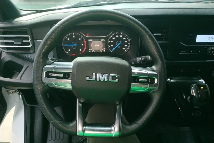 Used JMC Fushun 2023 2.0T Automatic Short-Wheelbase Mid-Top Commercial Multi-Purpose 6-Seater Passenger Vehicle
