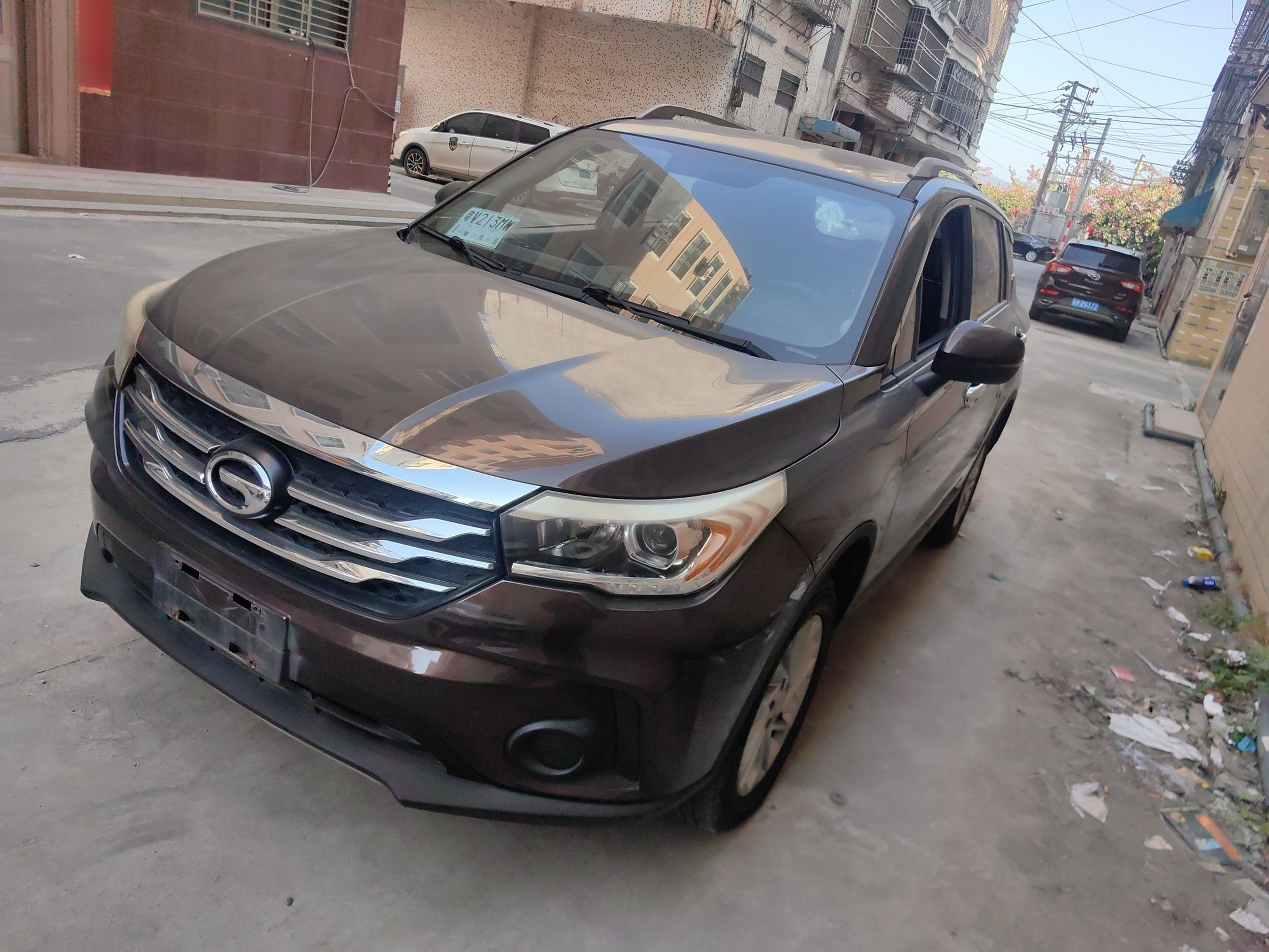 تحت مقدمة السيارة