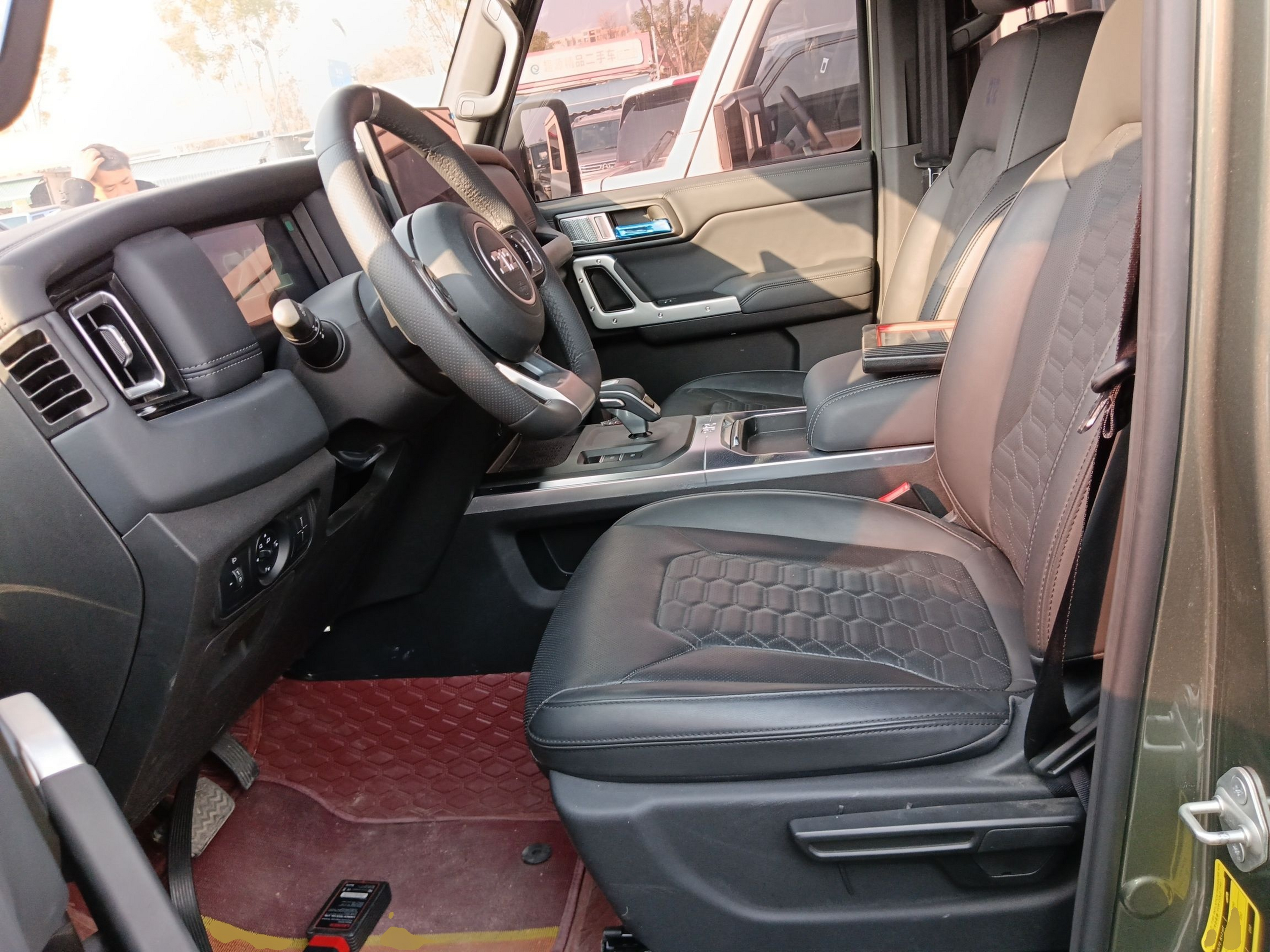 المقاعد الأمامية داخل السيارة