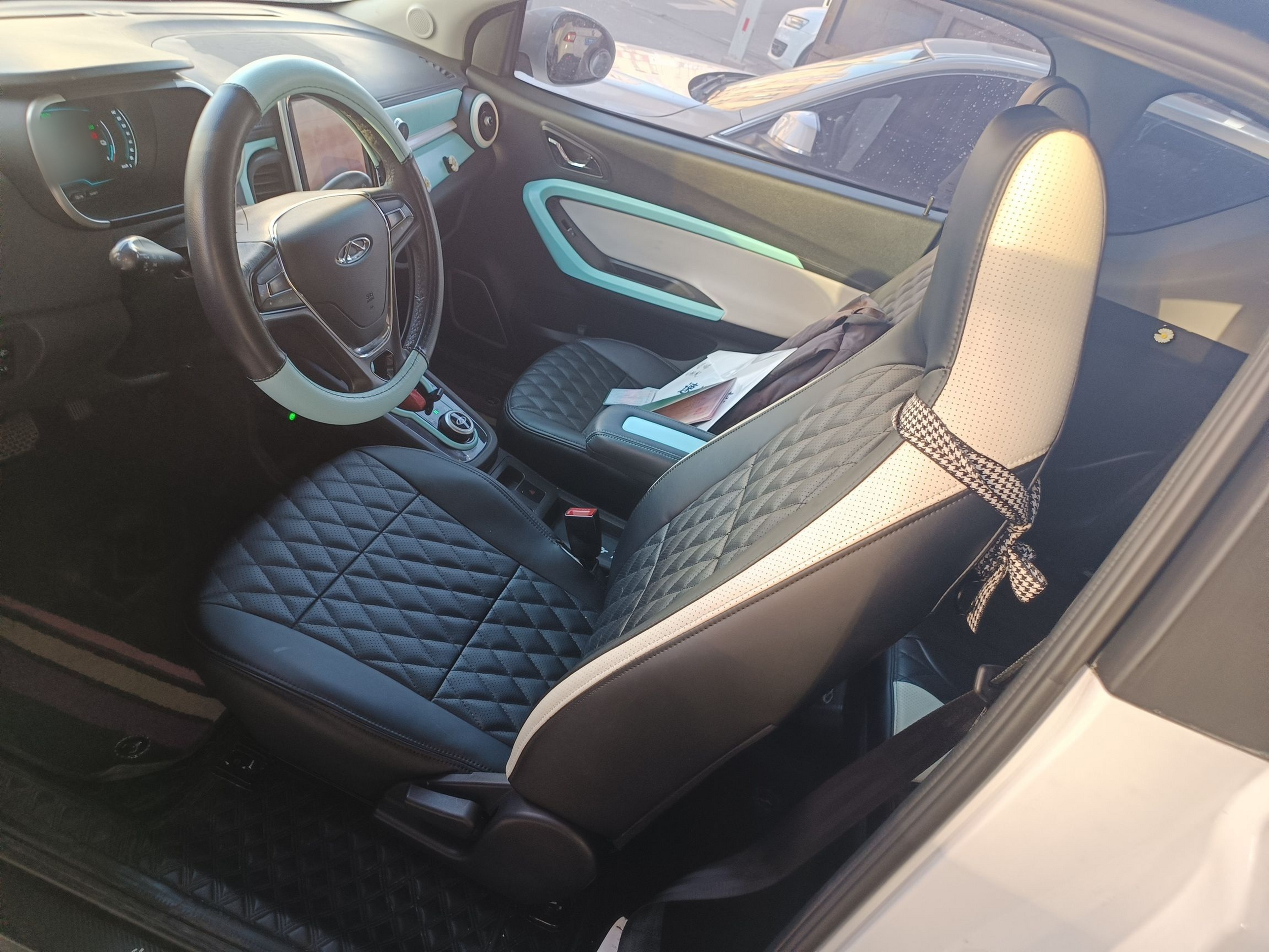 المقاعد الأمامية داخل السيارة