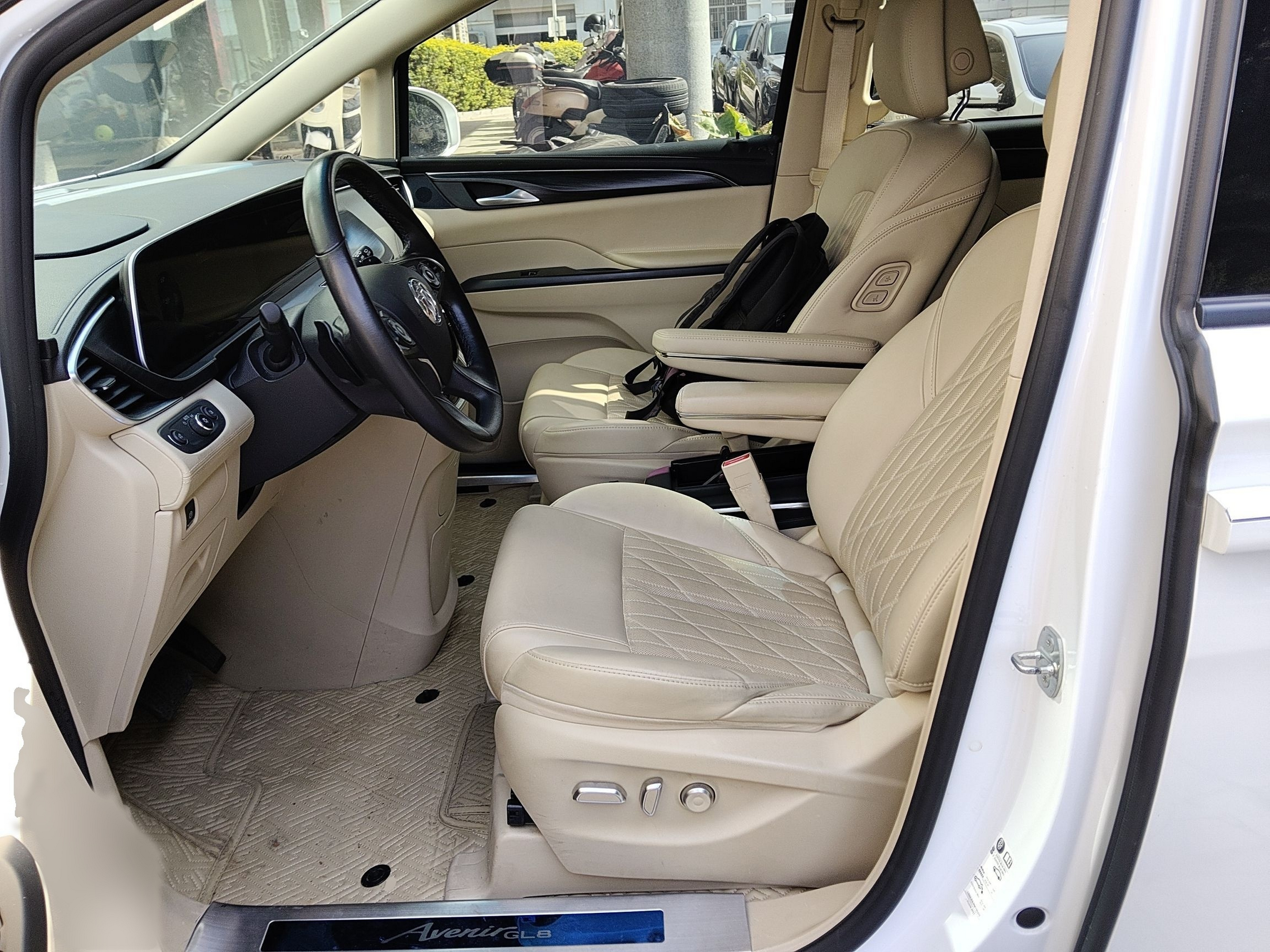 Переднее сиденье в автомобиле