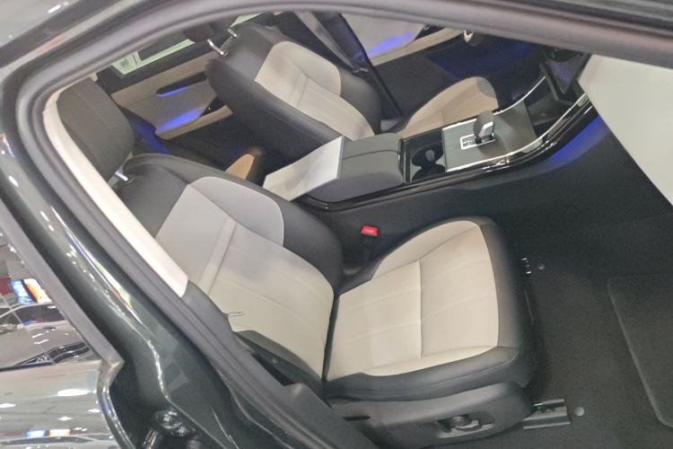 Used Land Rover Range Rover Evoque 2024 Aurora L 249 PS Prestige Light-Chasing Edition
