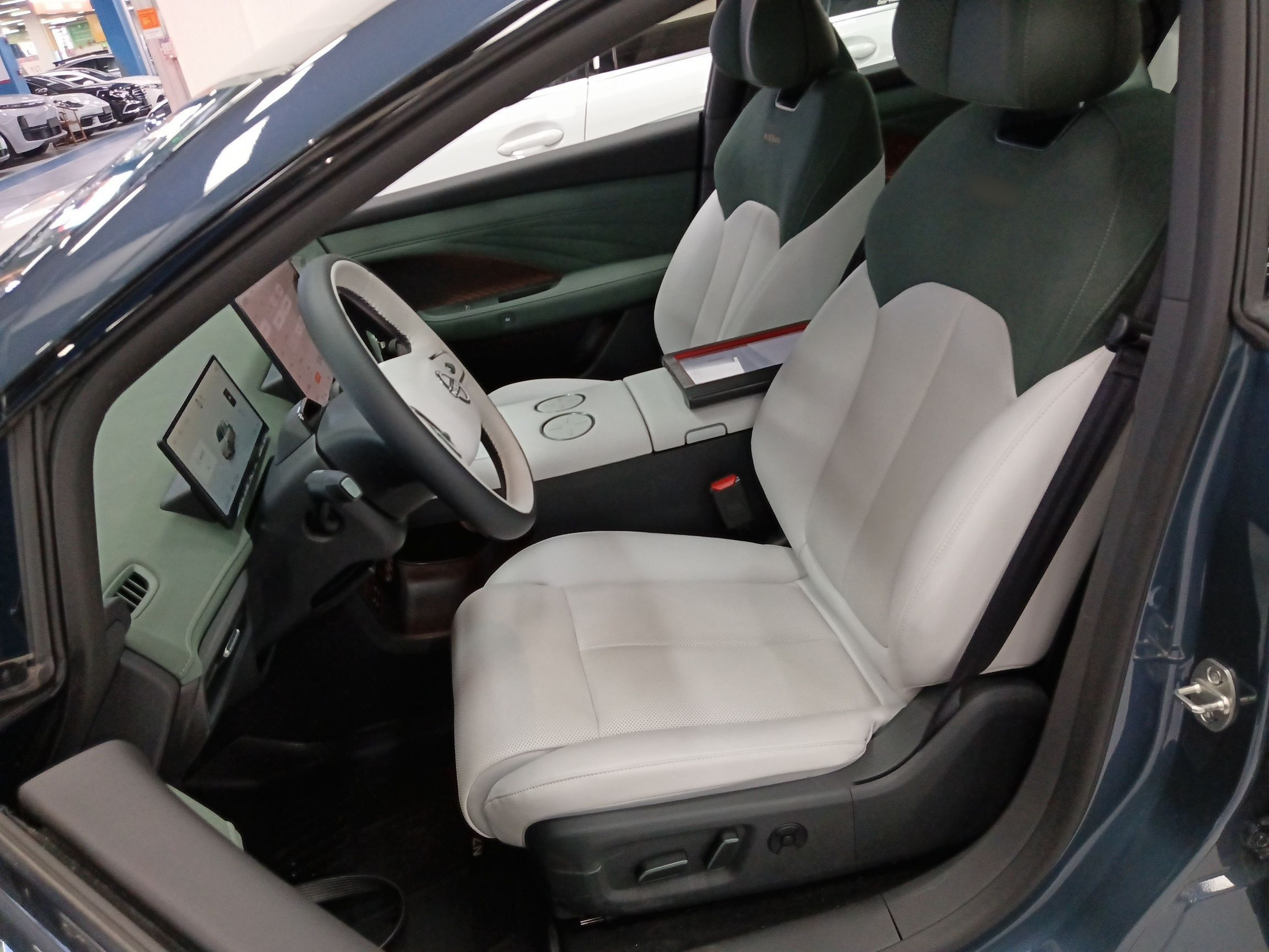 المقاعد الأمامية داخل السيارة