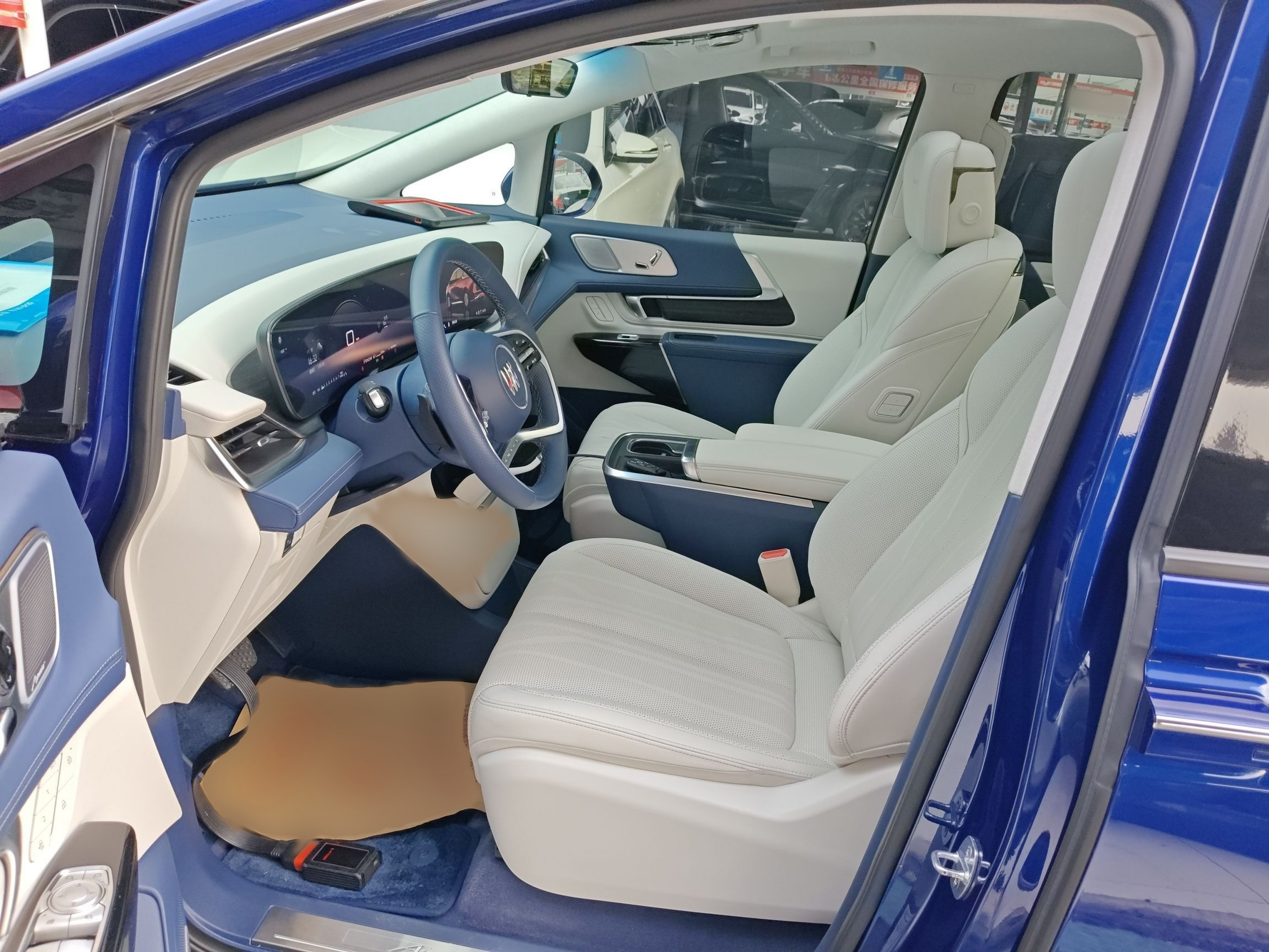 المقاعد الأمامية داخل السيارة