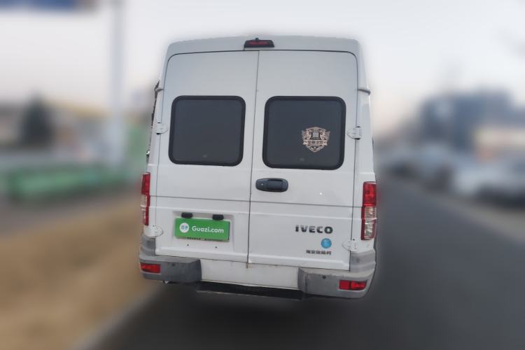 Used Iveco Daily 2021 2.5T A40 M1 Passenger Van 5-9 Seats Long Wheelbase Mid-Roof Design Dual Tires Manual Doors
