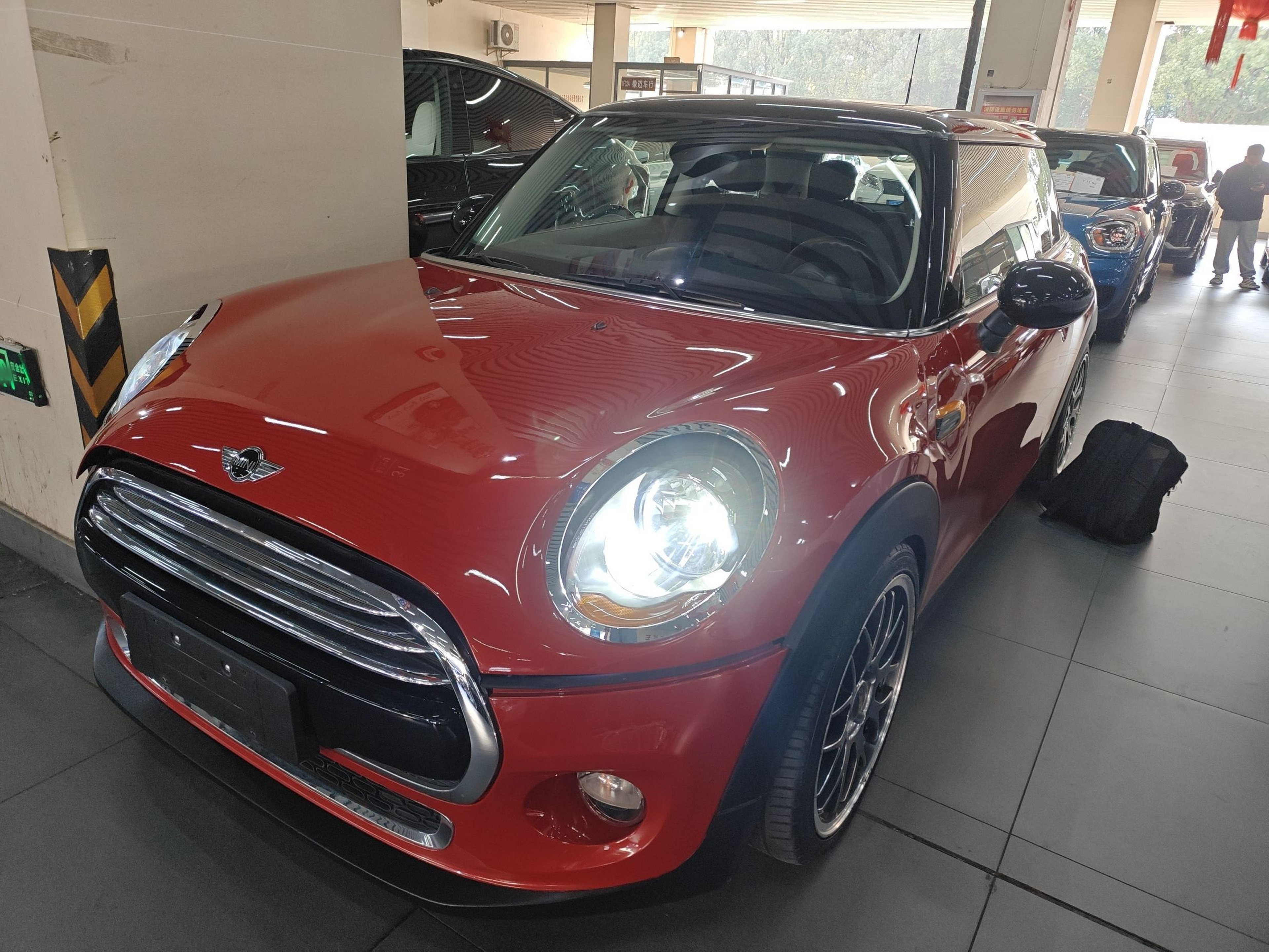 تحت مقدمة السيارة