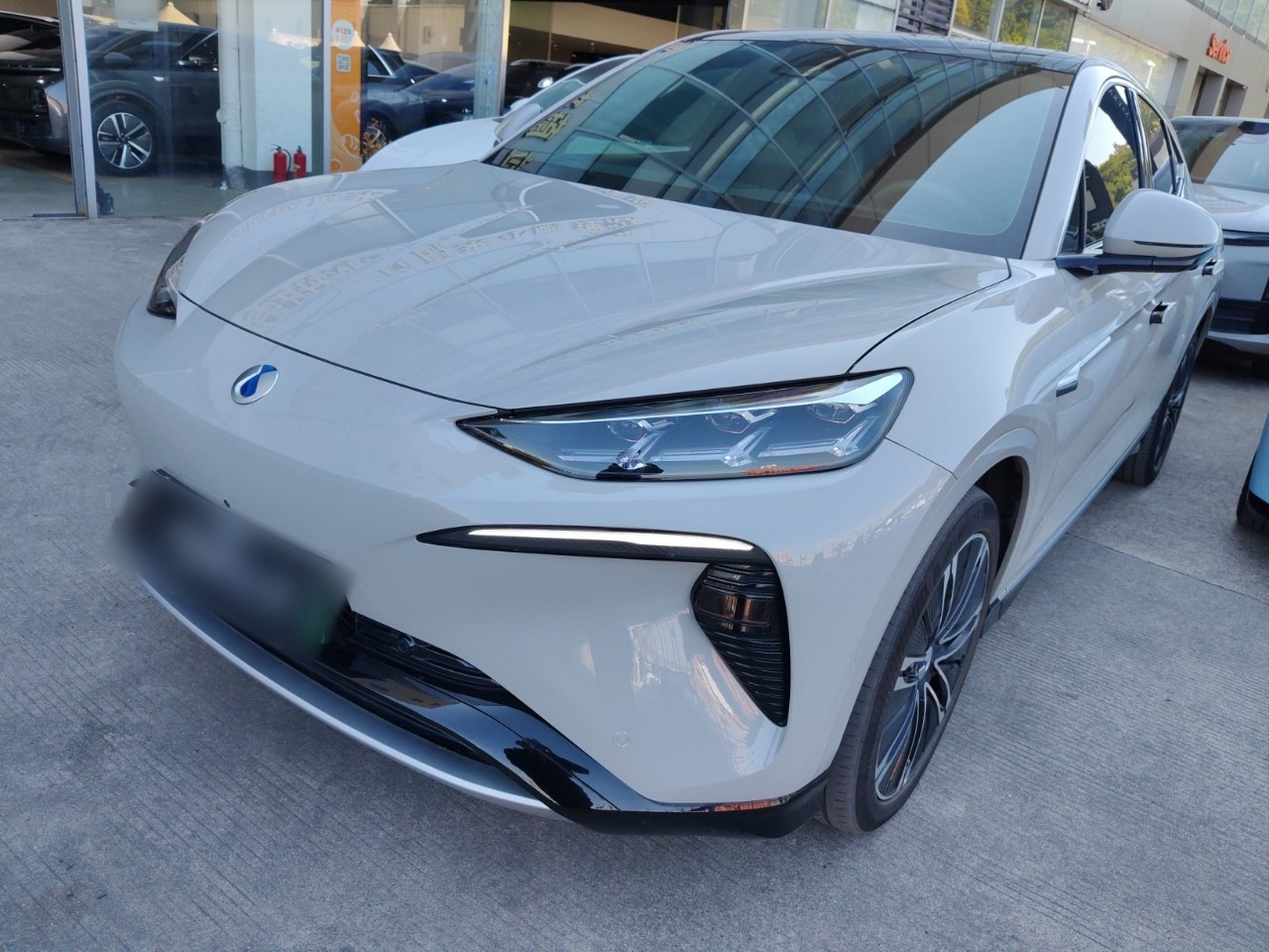 تحت مقدمة السيارة