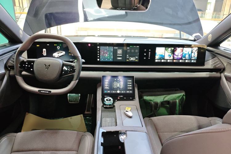 Used VOYAH PASSION 2024 PHEV Four-Wheel Drive Ultra-Long Range Flagship Model
