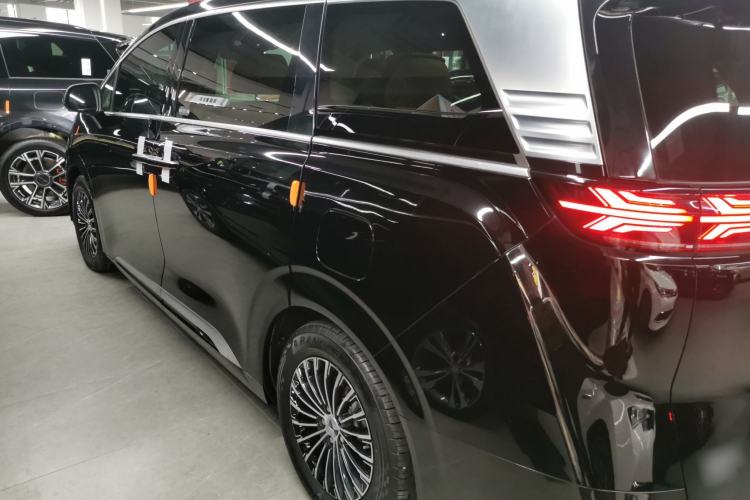 Used Denza D9 2022 DM-i 1040 Prestige Model
