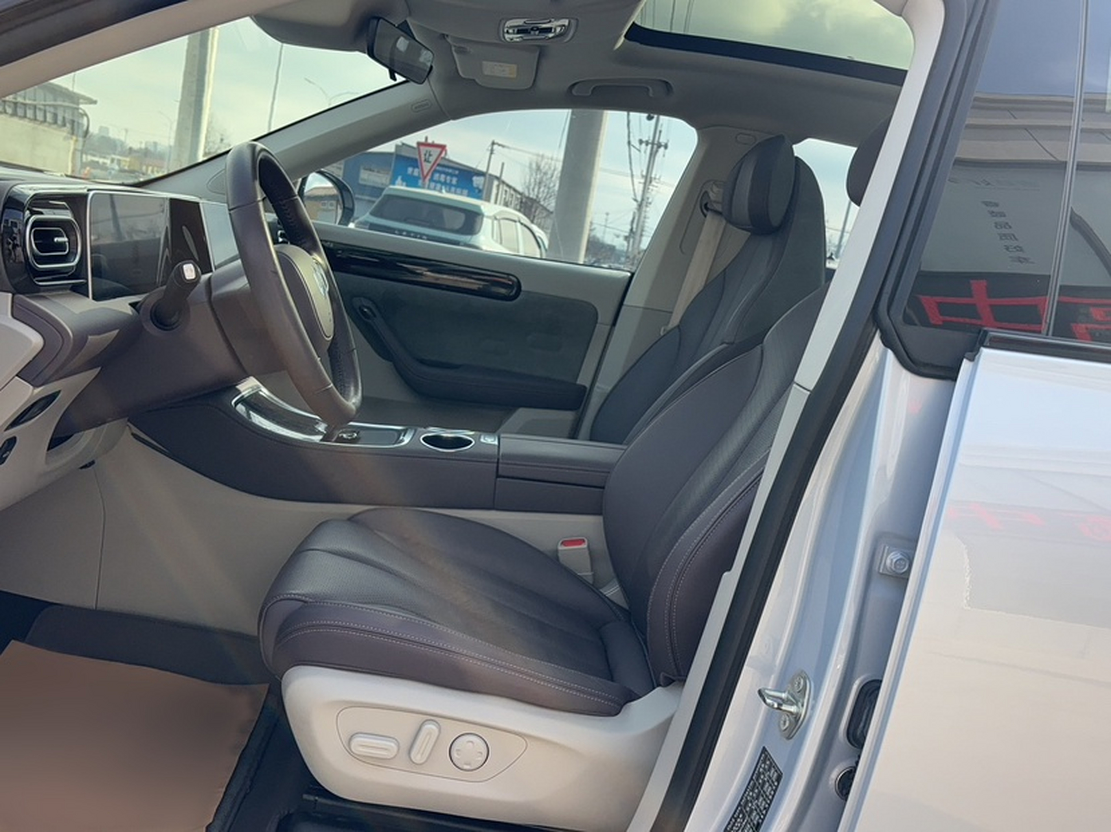 المقاعد الأمامية داخل السيارة