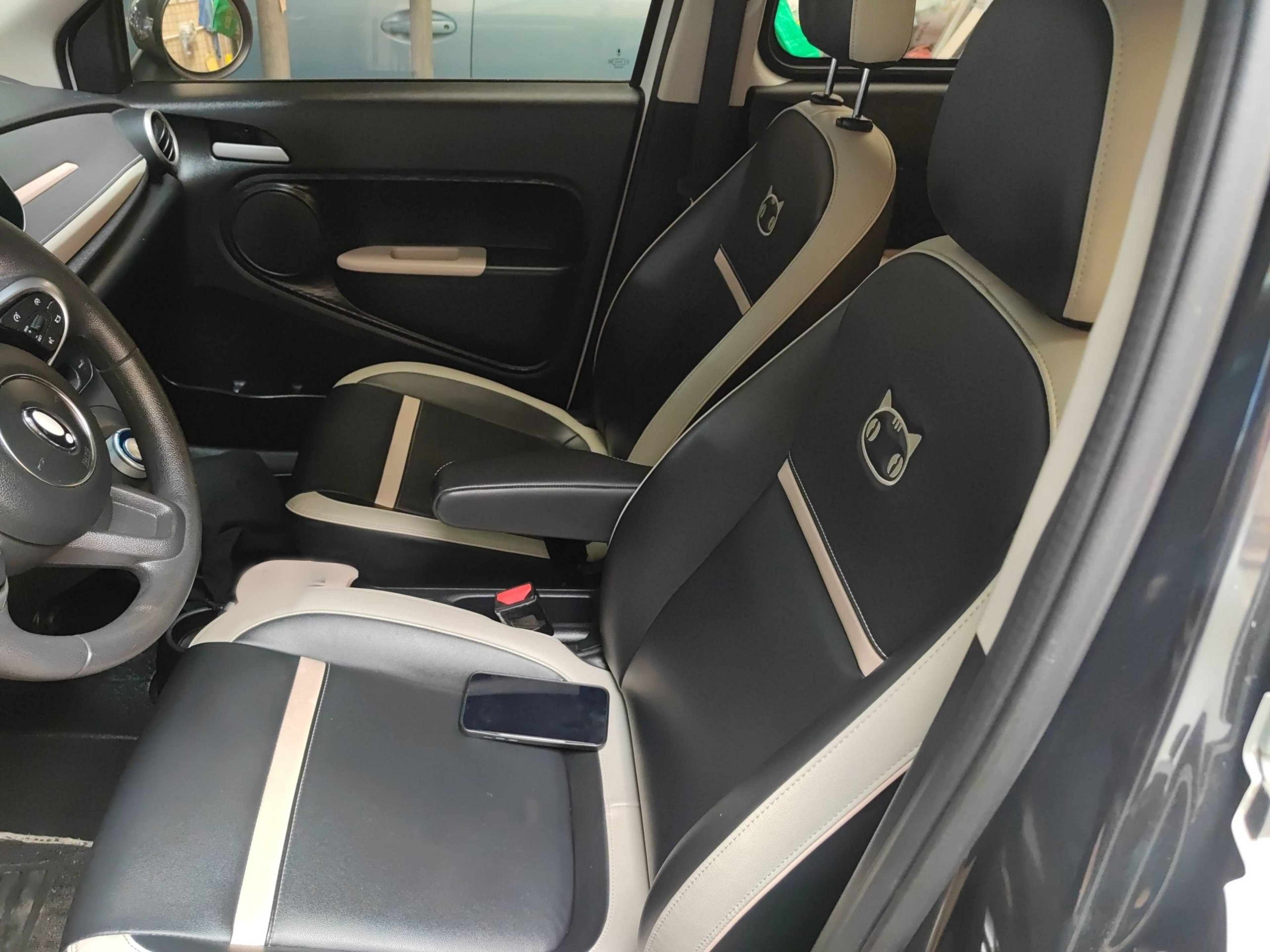 المقاعد الأمامية داخل السيارة