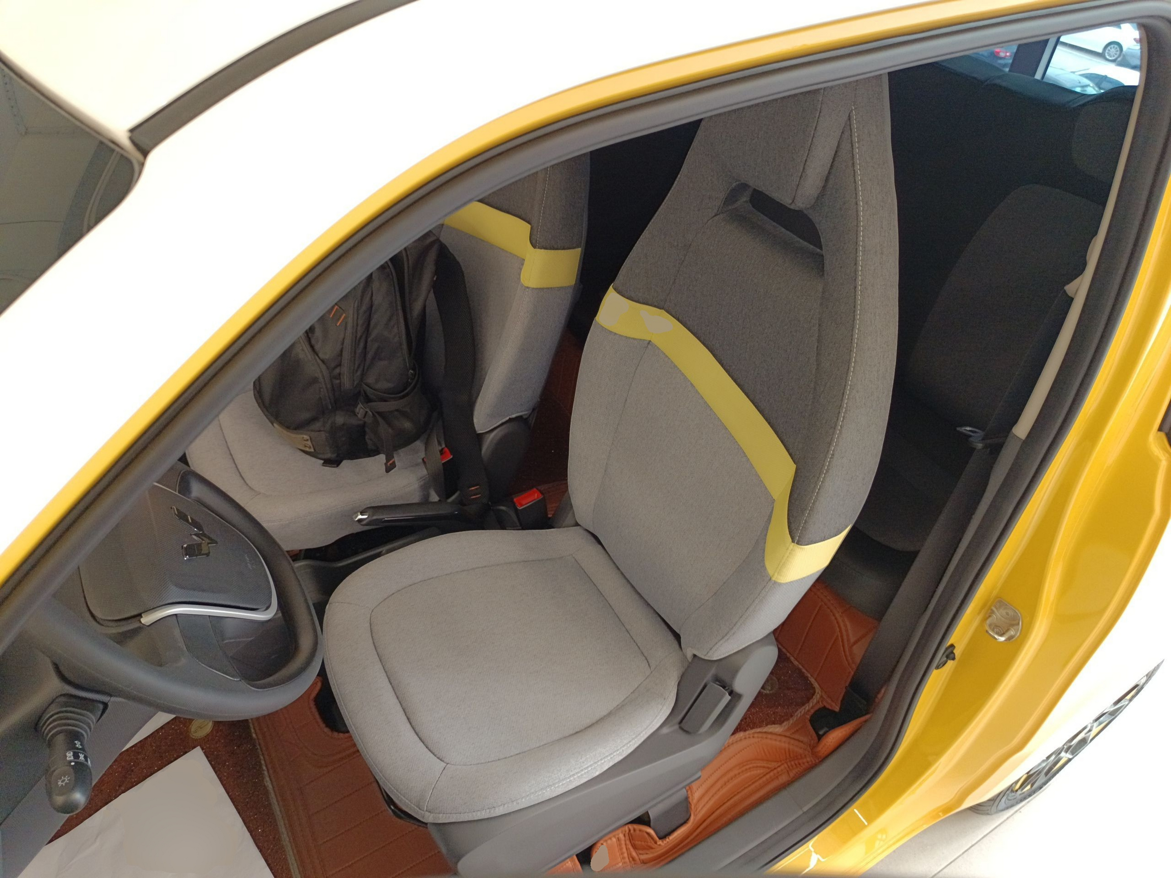 المقاعد الأمامية داخل السيارة