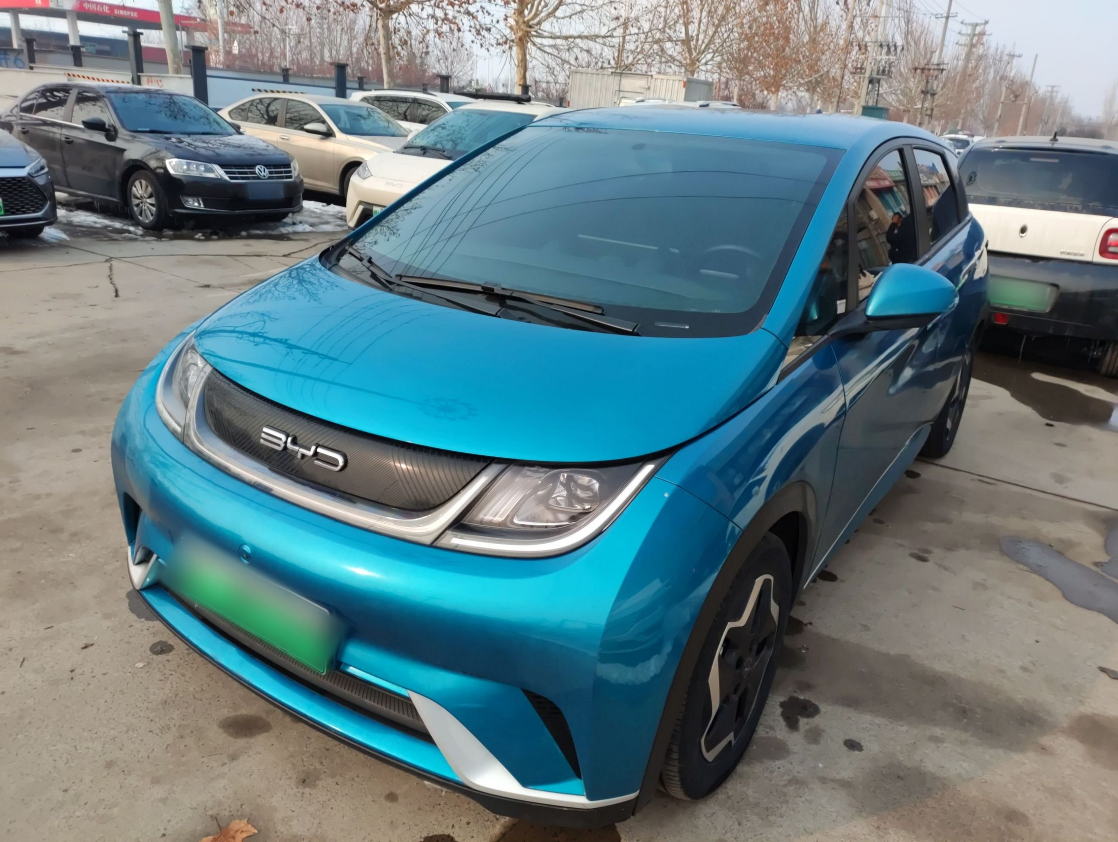 Под передней частью автомобиля