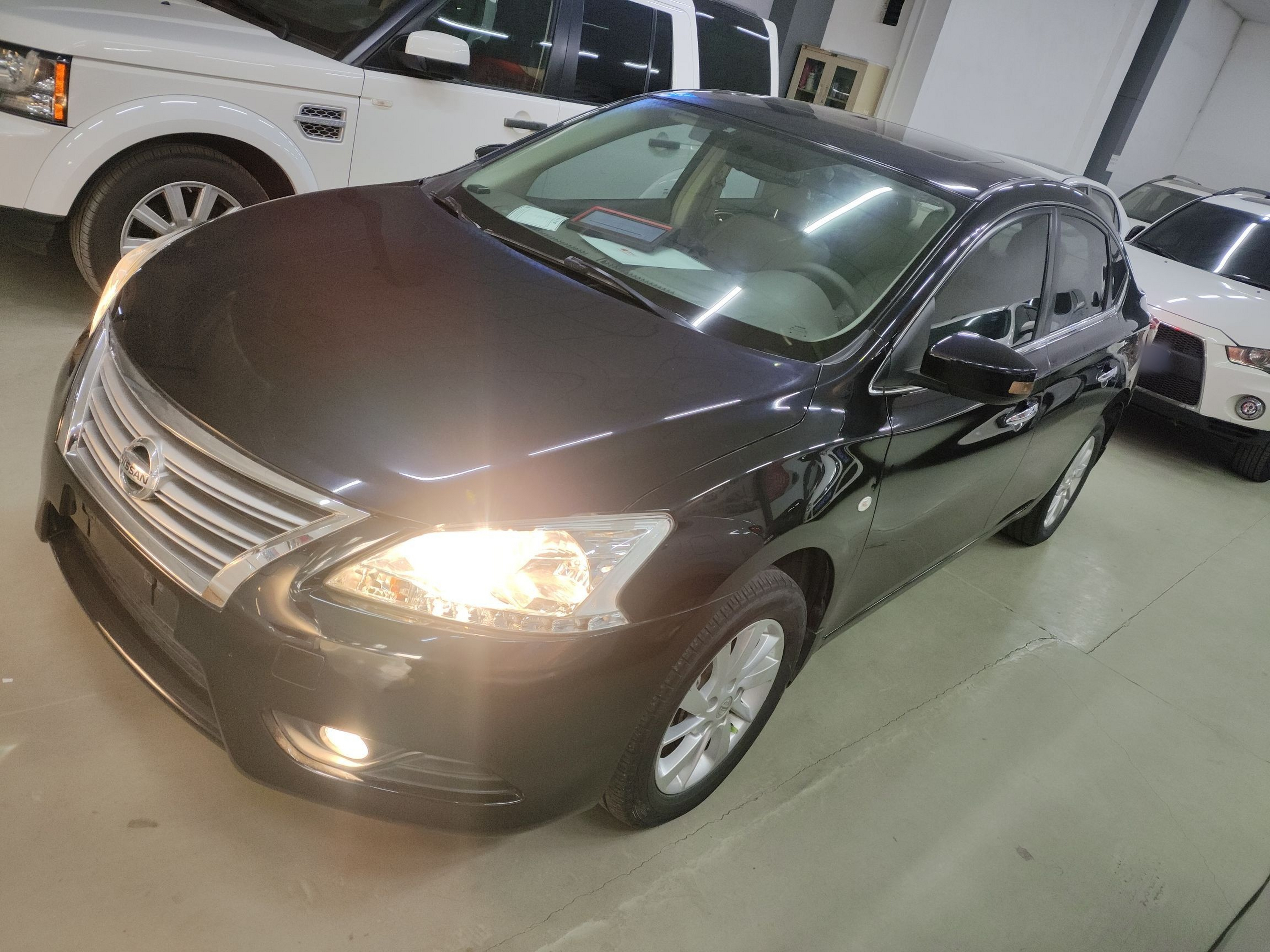 تحت مقدمة السيارة