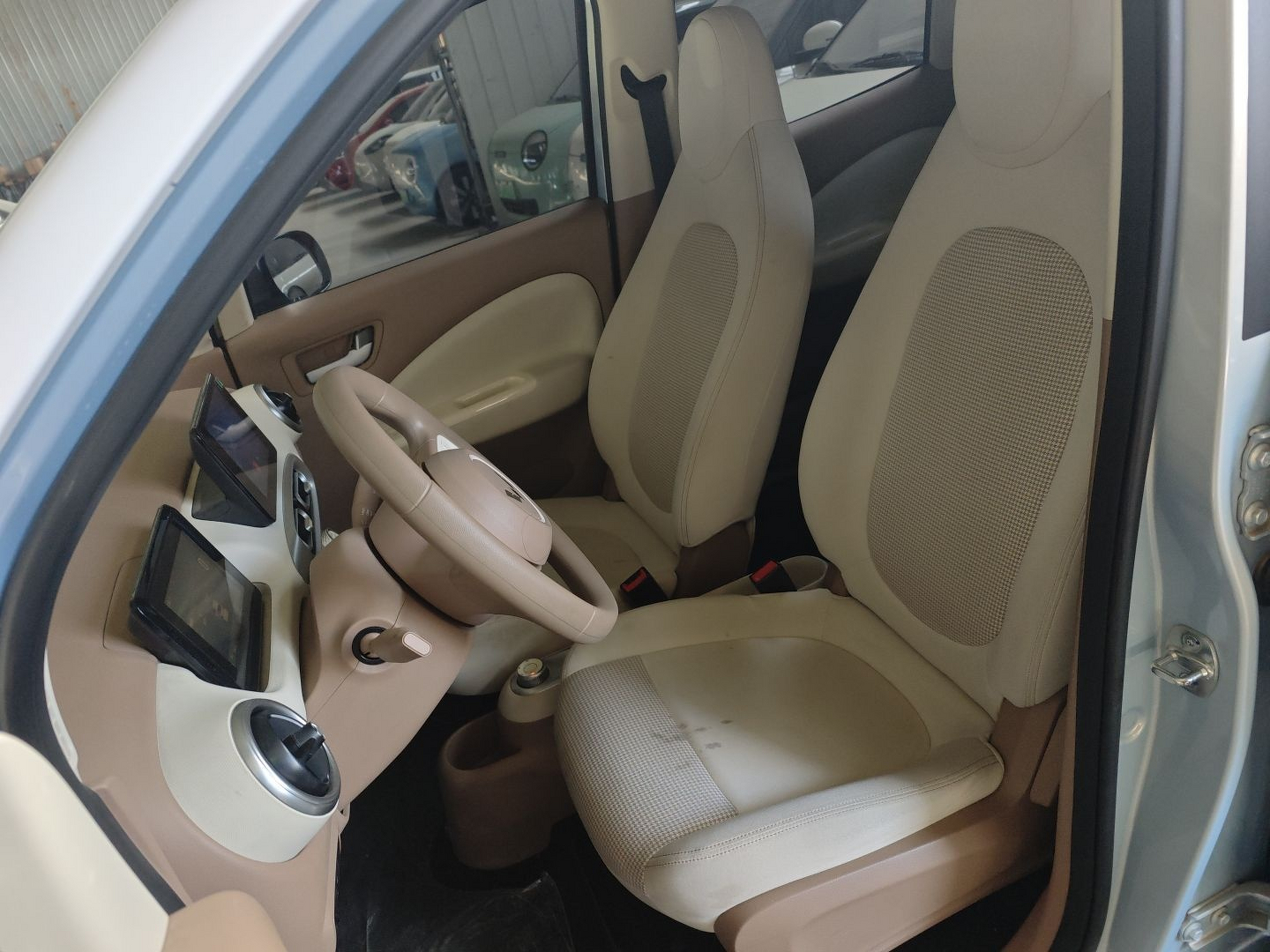 المقاعد الأمامية داخل السيارة